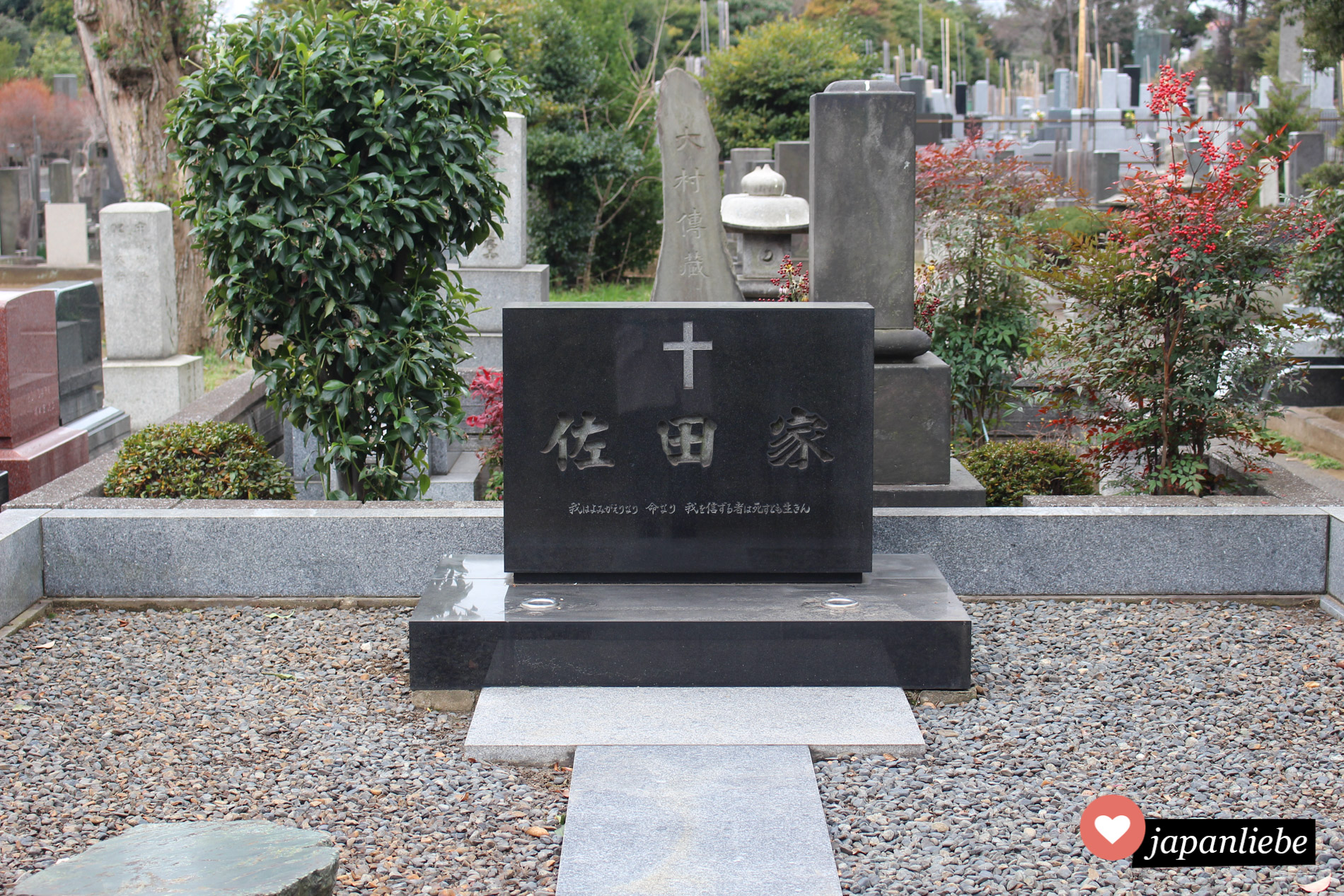 Obwohl es in Japan nicht viele Christen gibt, sieht man am Yanaka Friedhof einige Gräber mit Kreuz verziert.