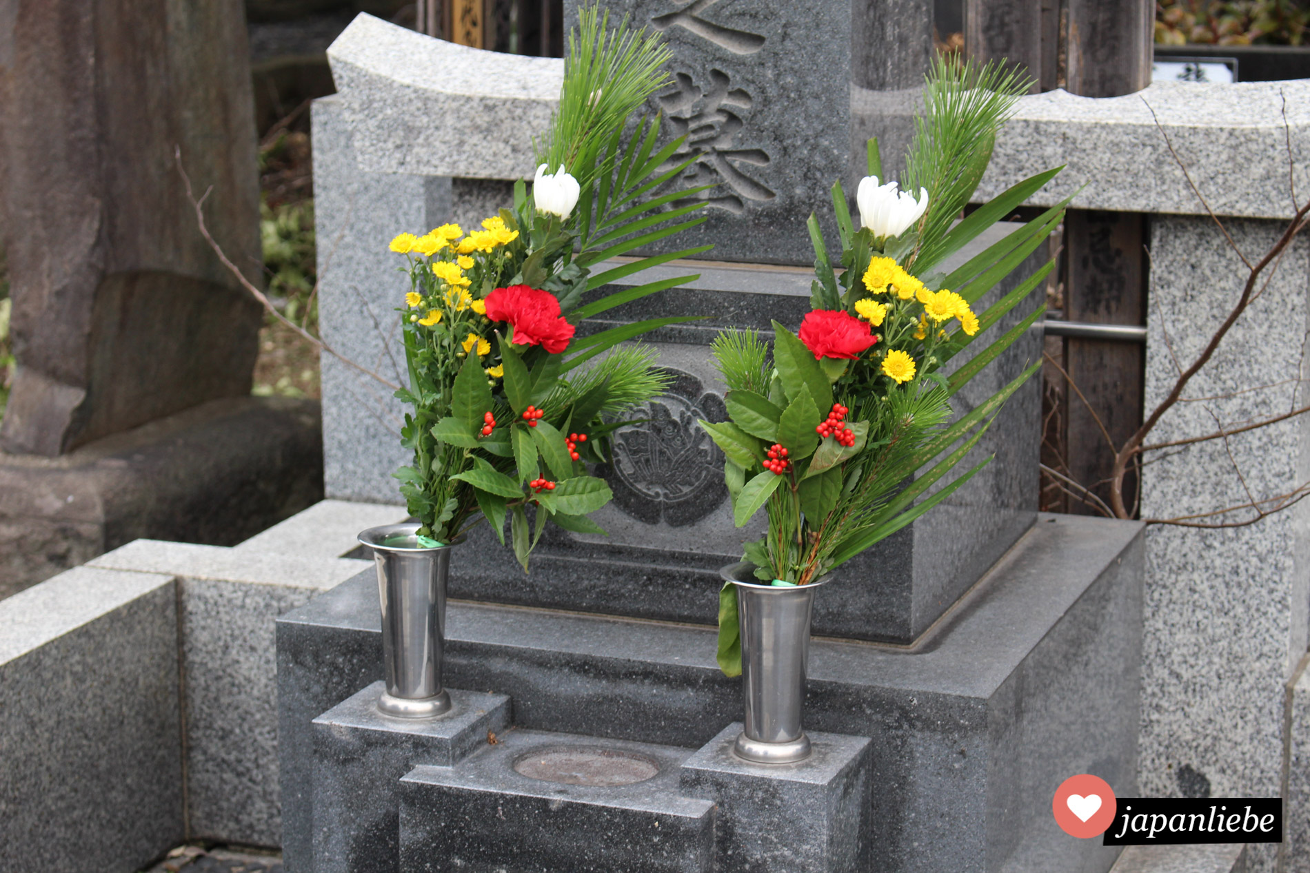 Japanische Gräber sehen anders aus als Deutsche. Hier gibt es keine Erde, in die Blumen gepflanzt werden, stattdessen gibt es Blumenvasen.