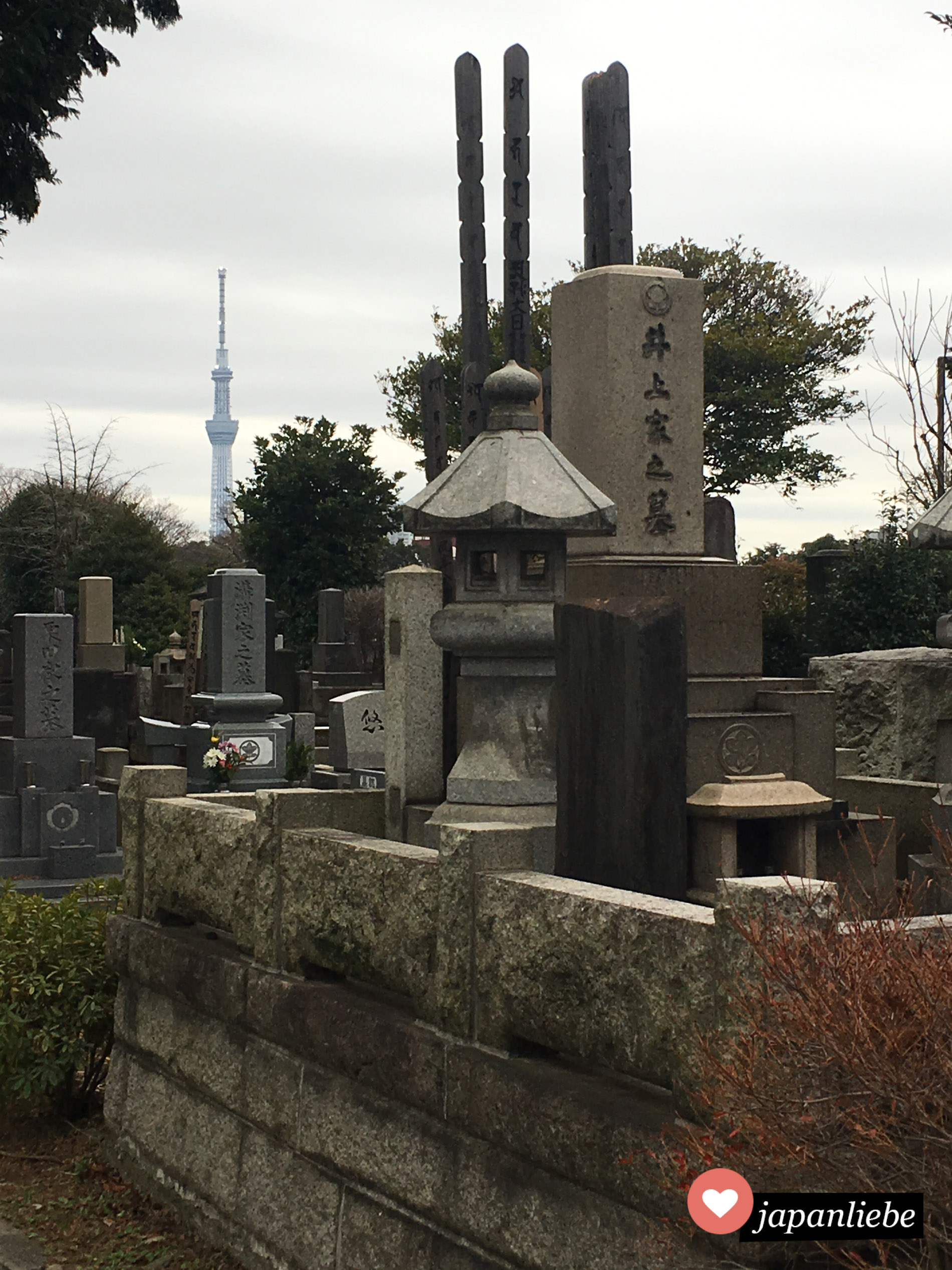 An vielen Stellen am Yanaka Friedhof hat man Ausblick auf den Tokyo Sky Tree.