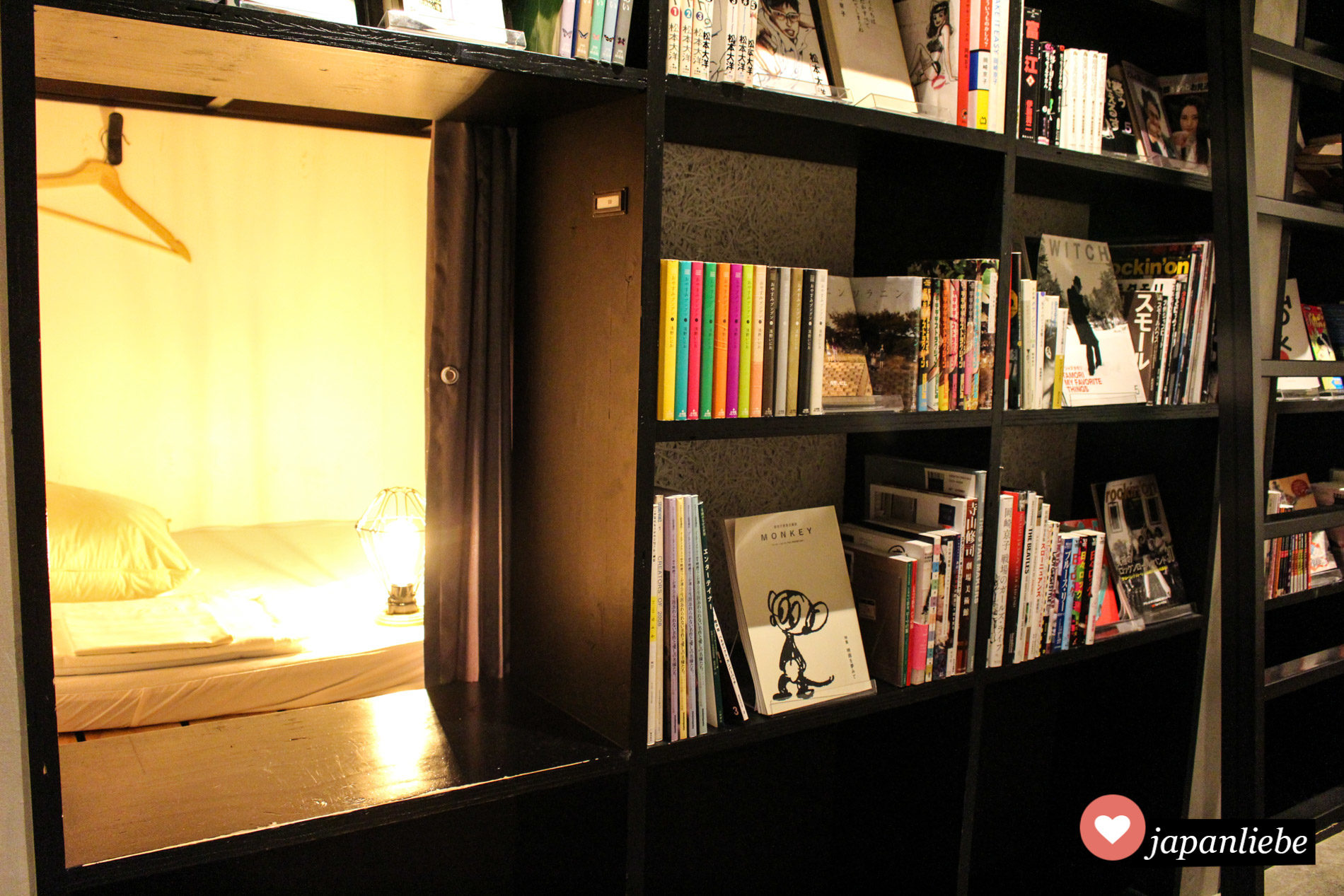Die Schlafkojen im "Book & Bed Tokyo" befinden sich tatsächlich im Bücherregal selbst.