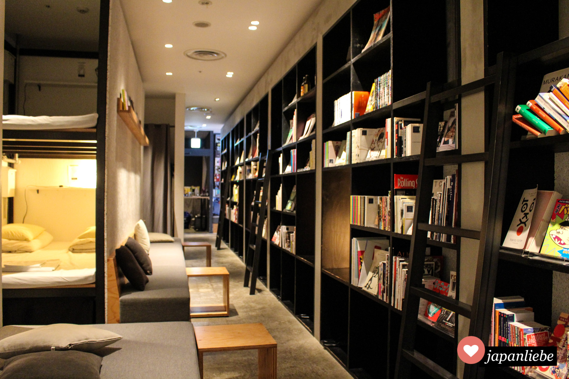 Das "Book and Bed Tokyo" Hostel in Fukuoka.