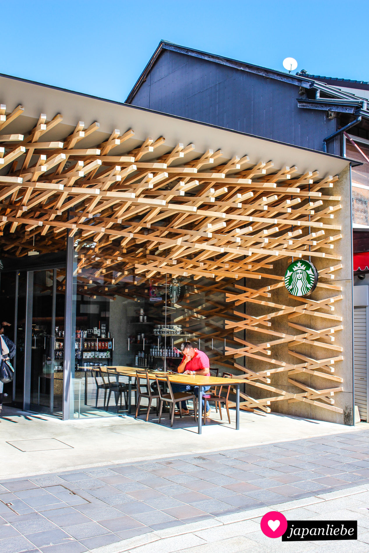 Eine der schönsten Starbucks-Filialen befindet sich in Dazaifu auf Kyūshū.