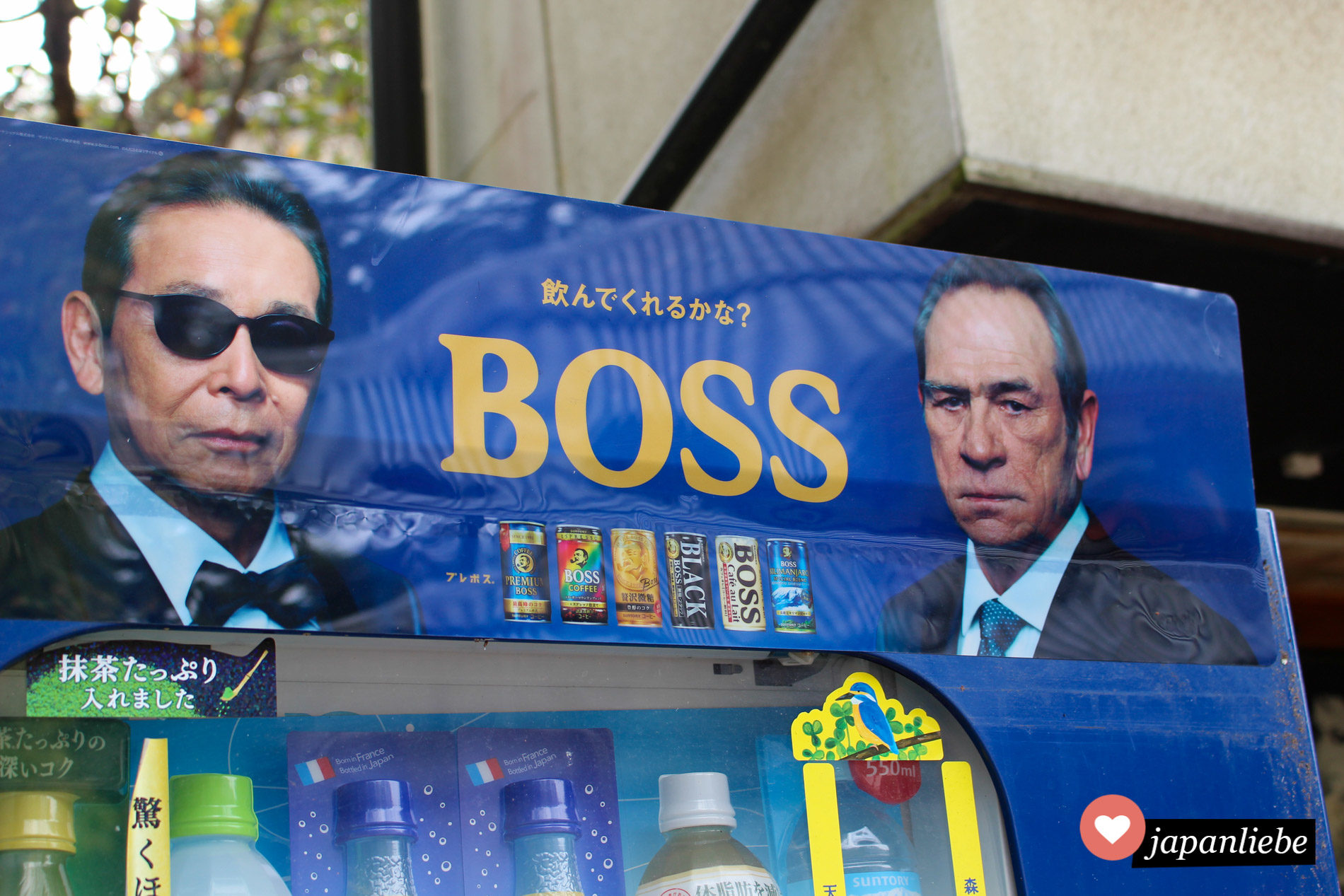 Tommy Lee Jones ist seit vielen Jahren Werbeträger der Kaffeemarke Boss von Suntory. Hier weird der Dosenkaffee an einem Getränkeautomaten beworben.