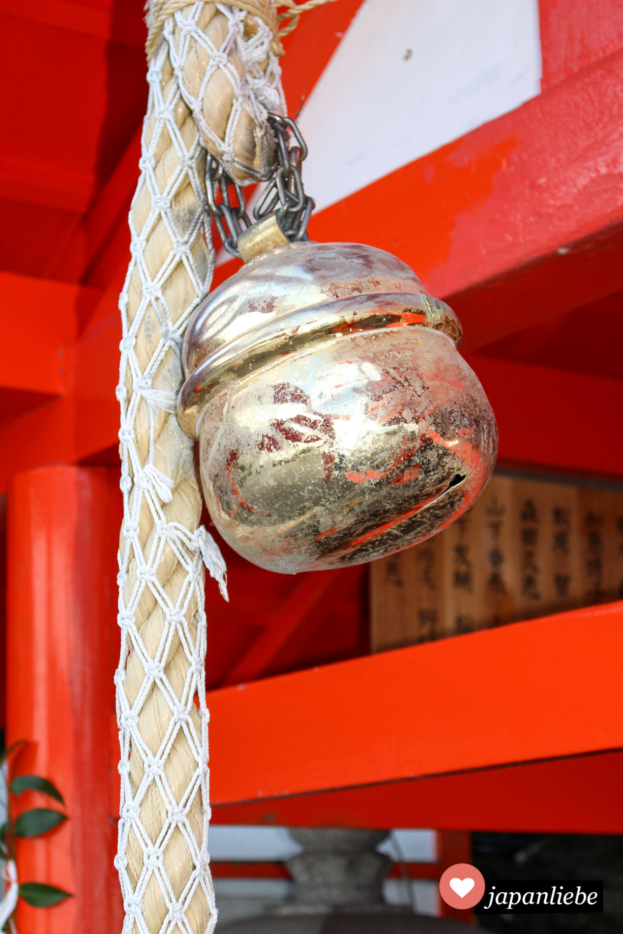 Die große Glocke am Futami Okitama Schrein wird besonders laut geläutet, damit die Bitten um eine gute Ehe von den Göttern auch sicher erhört werden.