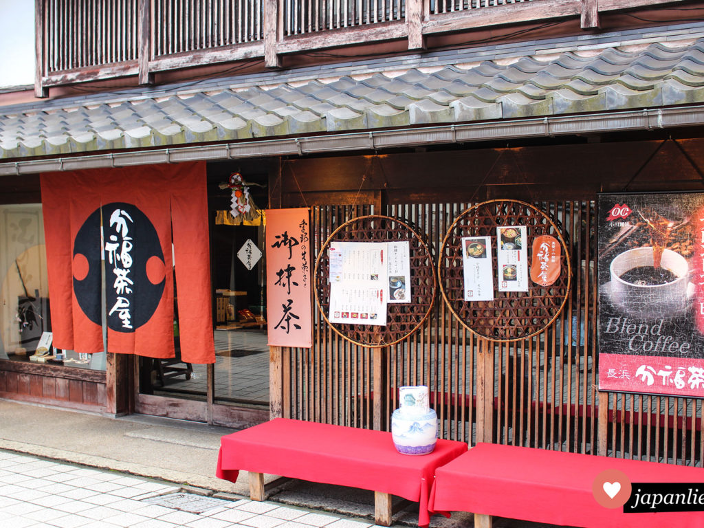 Ein Teeladen in Kawagoe mit rotem noren-Vorhang vor der Tür.