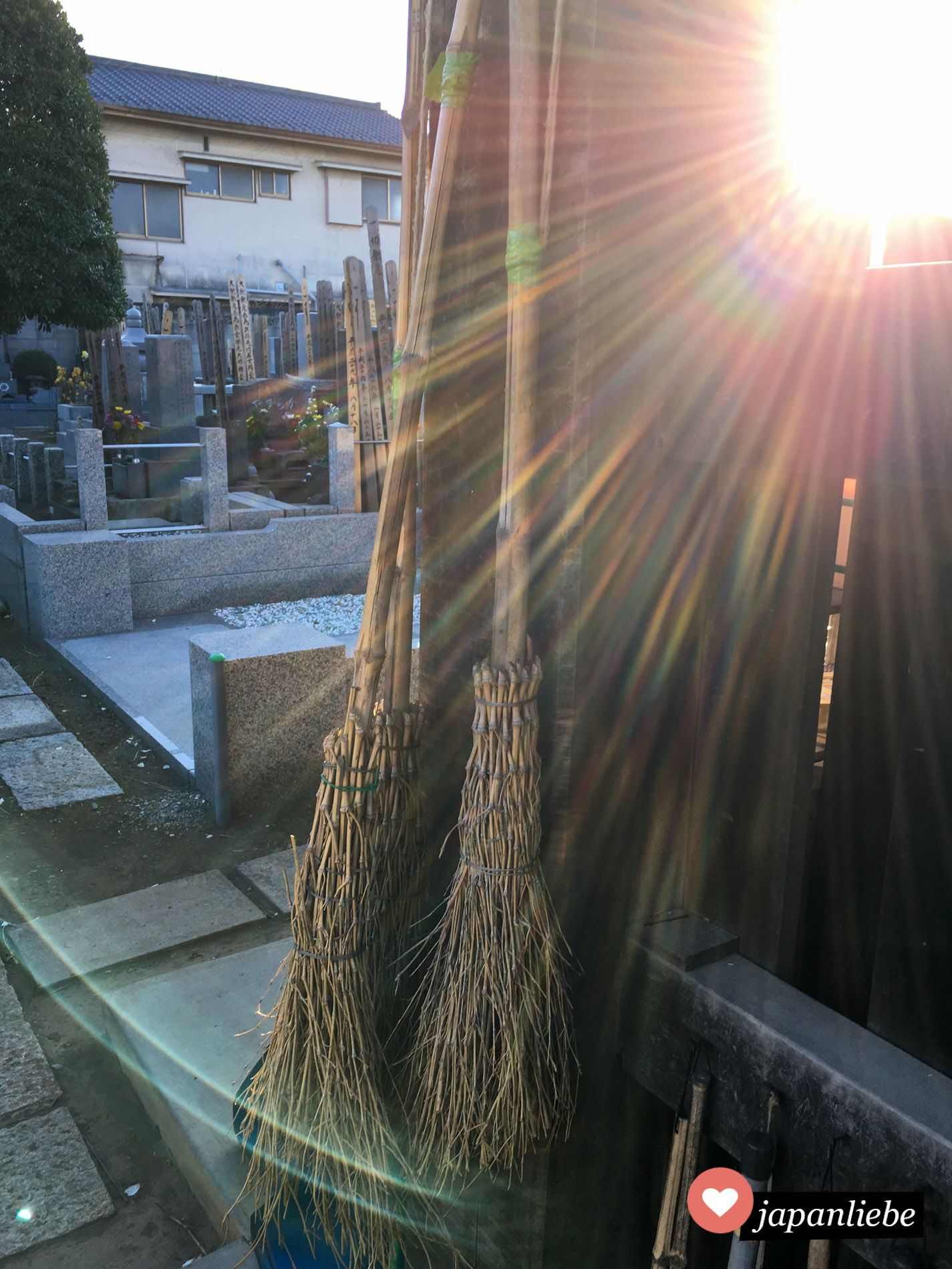 In Japan werden an vielen Stellen noch Reisigbesen verwendet.