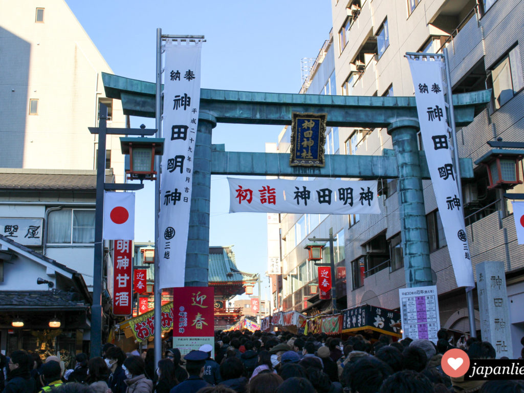 Rund um Neujahr heißt es in Japan anstehen. So auch am Kandy Myōjin Schrein im Tōkyō.