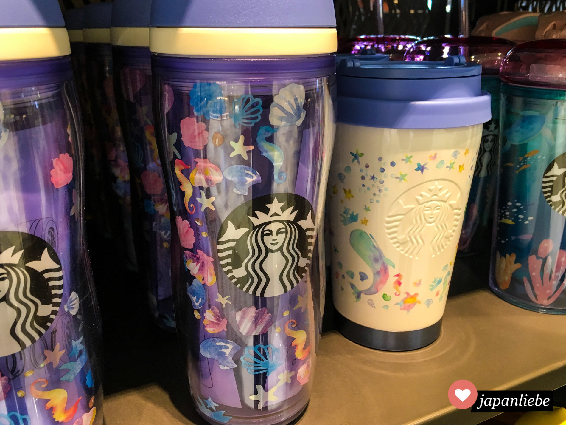 Bei Starbucks in Japan gibt es regelmäßig saisonale Getränke und Kaffeebecher-Kollektionen.