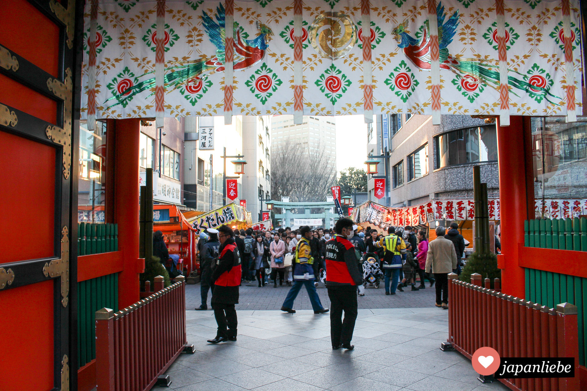 Leute warten am Kanda Myōjin Schrein in Tōkyō darauf, hineingelassen zu werden für hatsumode, den ersten Schreinbesuch des Jahres.