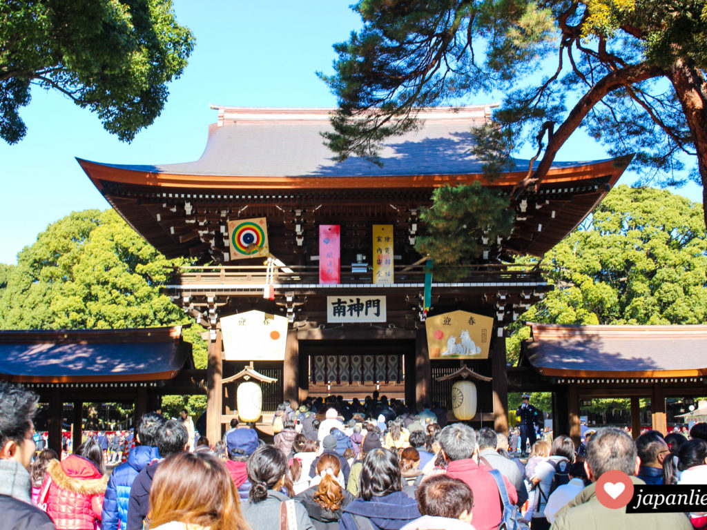 Anstehen für hatsumode, den ersten Schreinbesuch am Meiji Schrein in Tōkyō.