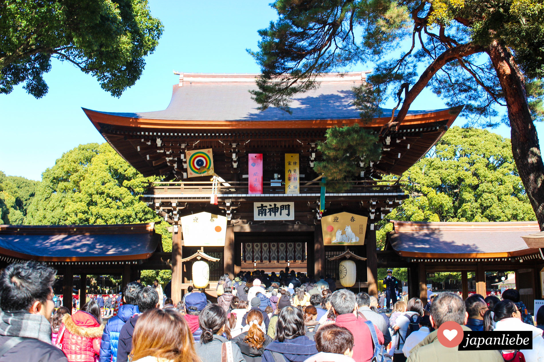 Anstehen für hatsumode, den ersten Schreinbesuch am Meiji Schrein in Tōkyō.