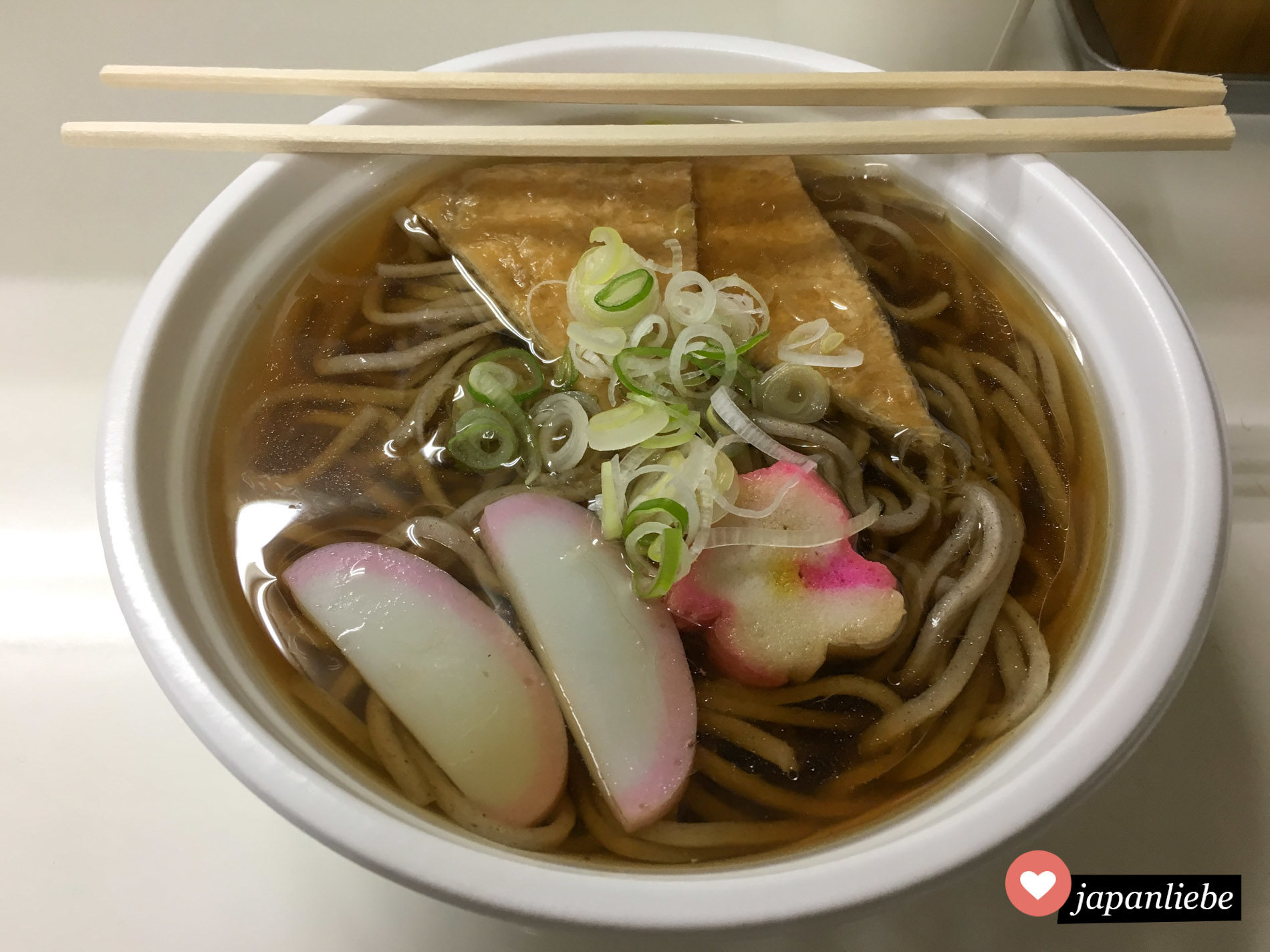 Meine toshikoshi Soba-Buchweizennudeln aus einer kleinen, schrabbligen Nudelsuppenbude in Asakusa, Tōkyō.