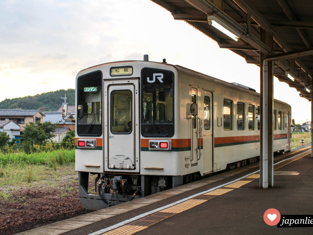 Ein sogenannter wanman, also Ein-Mann-Zug, am kleinen, ländlichen Bahnhof Futamino-Ura.