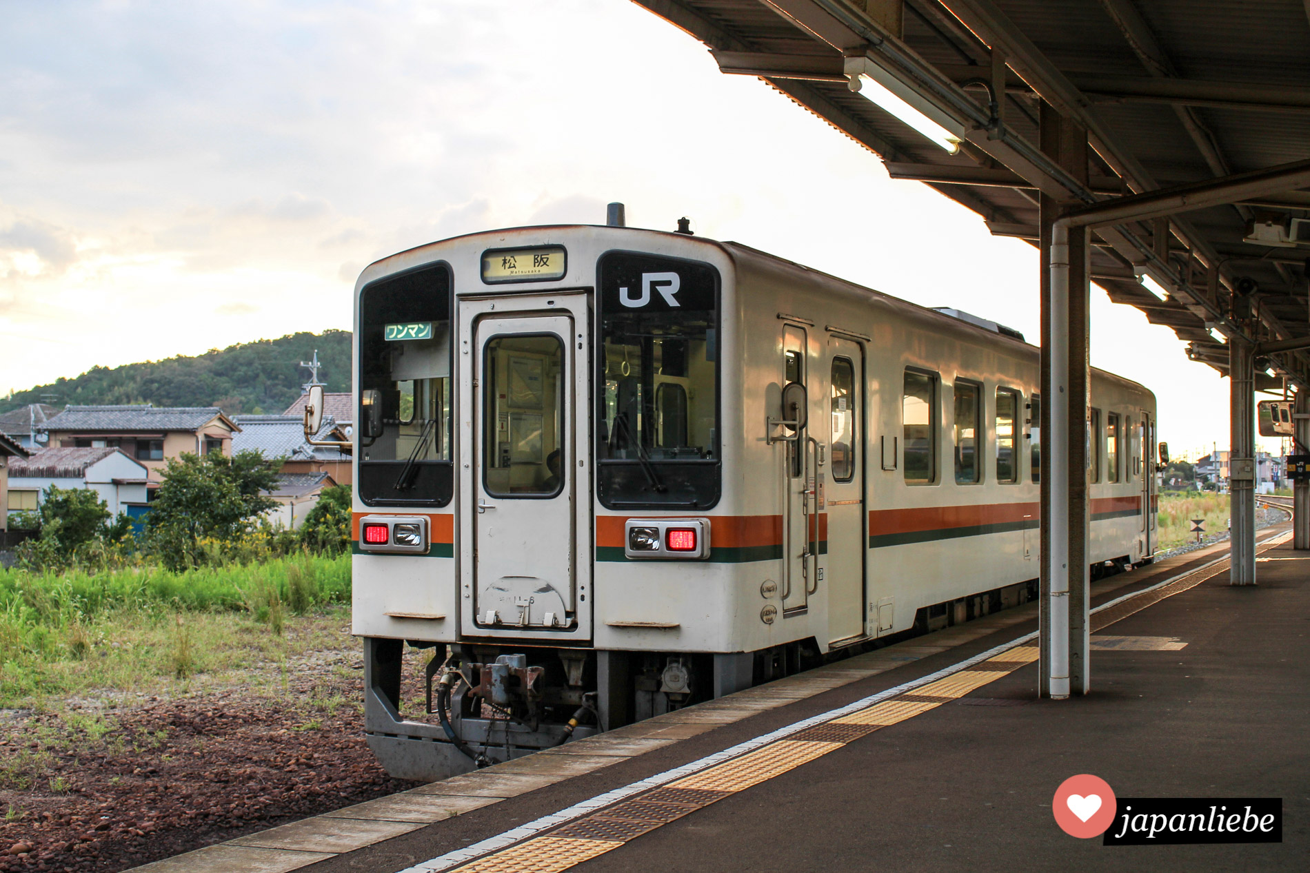 Ein sogenannter wanman, also Ein-Mann-Zug, am kleinen, ländlichen Bahnhof Futamino-Ura.