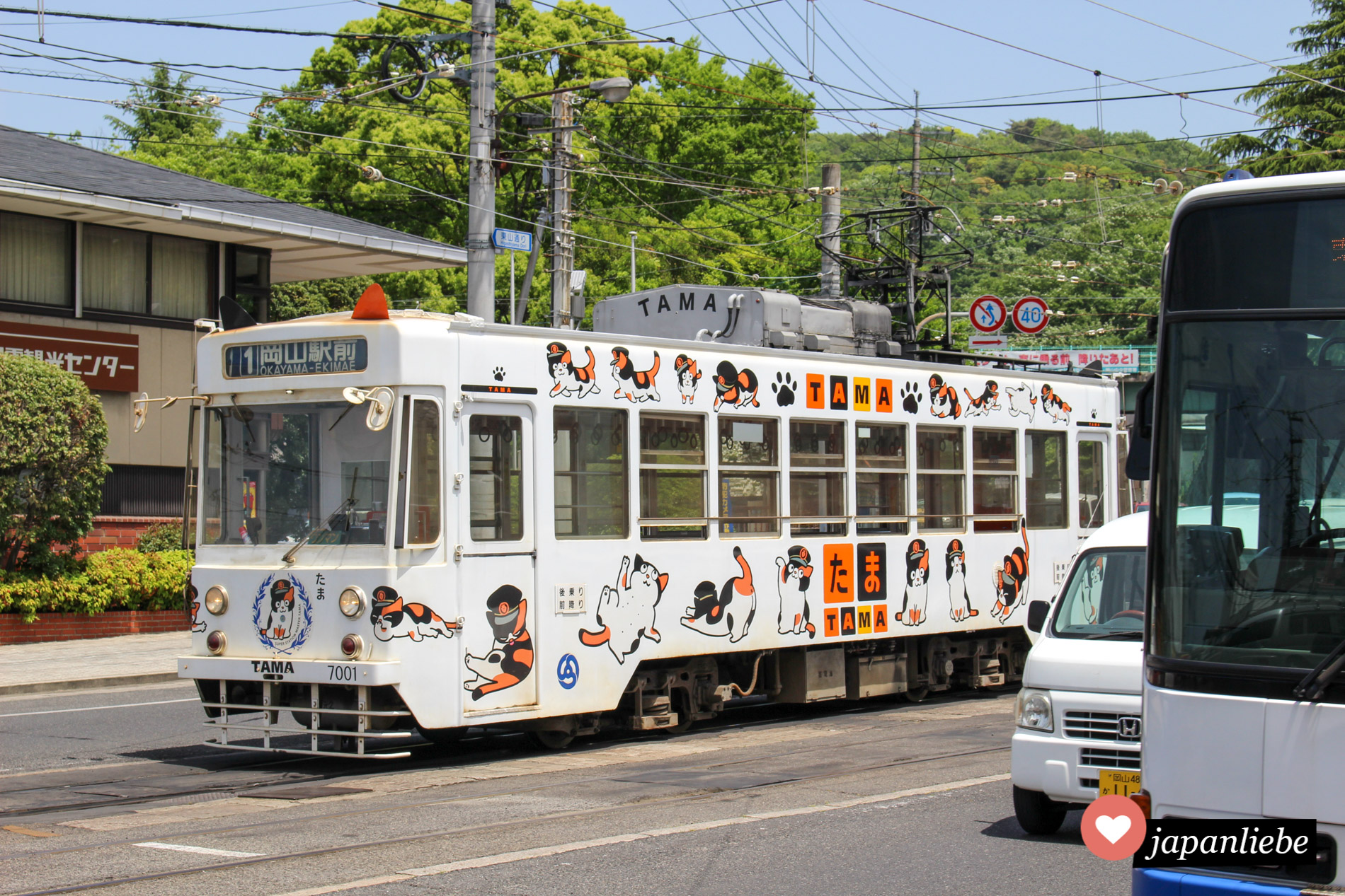 Sogar in Okayama gibt es eine Trambahn in Tama-Design.