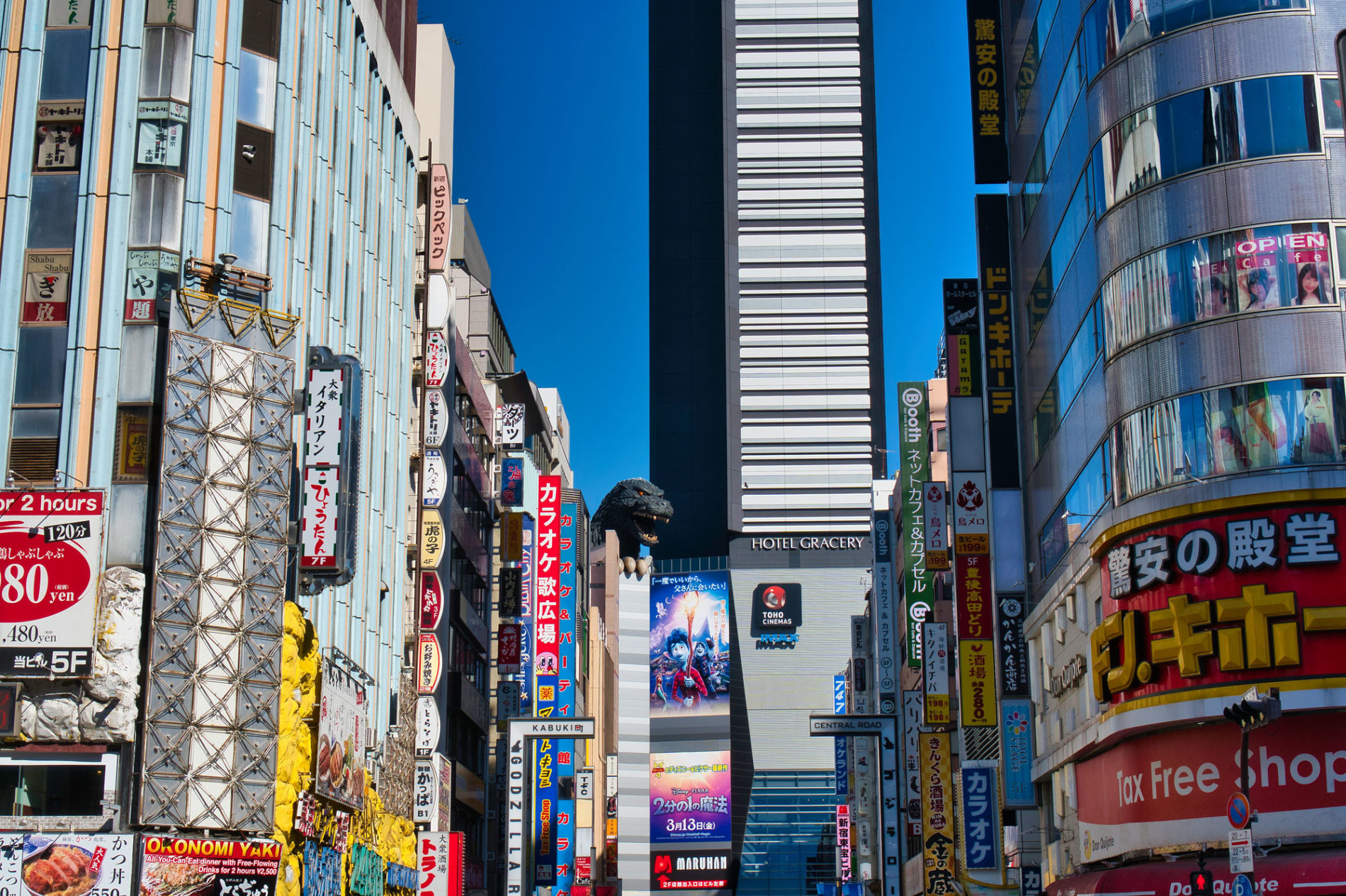 Ein Blick auf eine große Don Quijote-Filiale und das Godzilla Hotel in Shinjuku, Tōkyō.