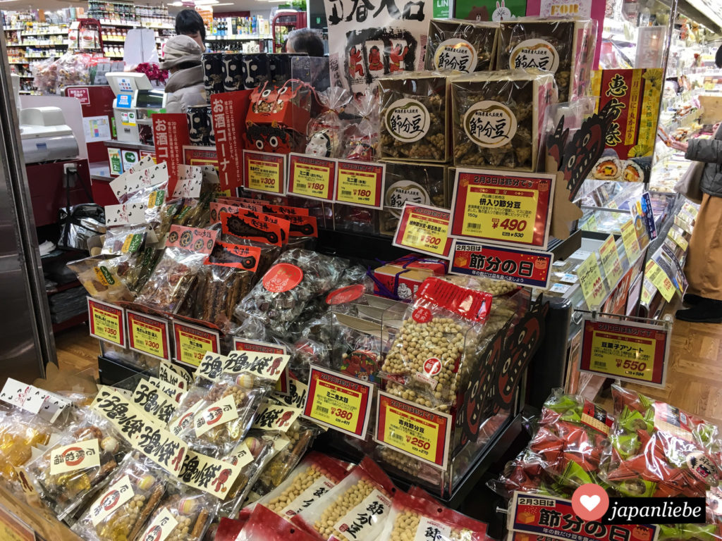 Vor setsubun kann man im japanischen Supermarkt geröstete Bohnen, oni-Dämonen-Masken und ehōmaki-Sushirollen kaufen.