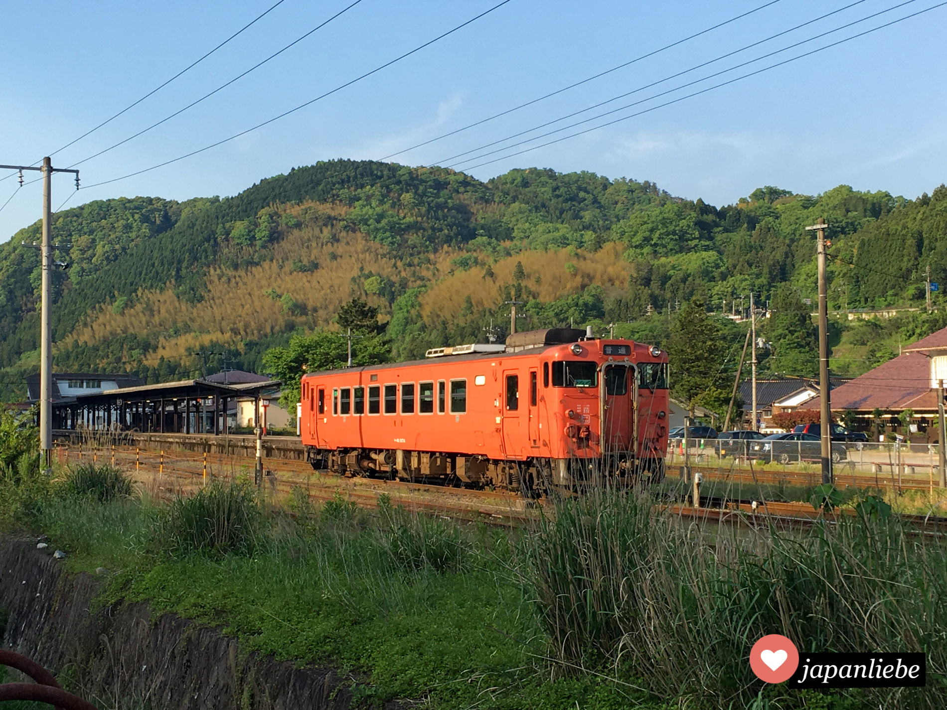 Auch ein schönes Fotomotiv: ein wanman Ein-Mann-Zug verlässt gerade die kleine Stadt Tsuwano.