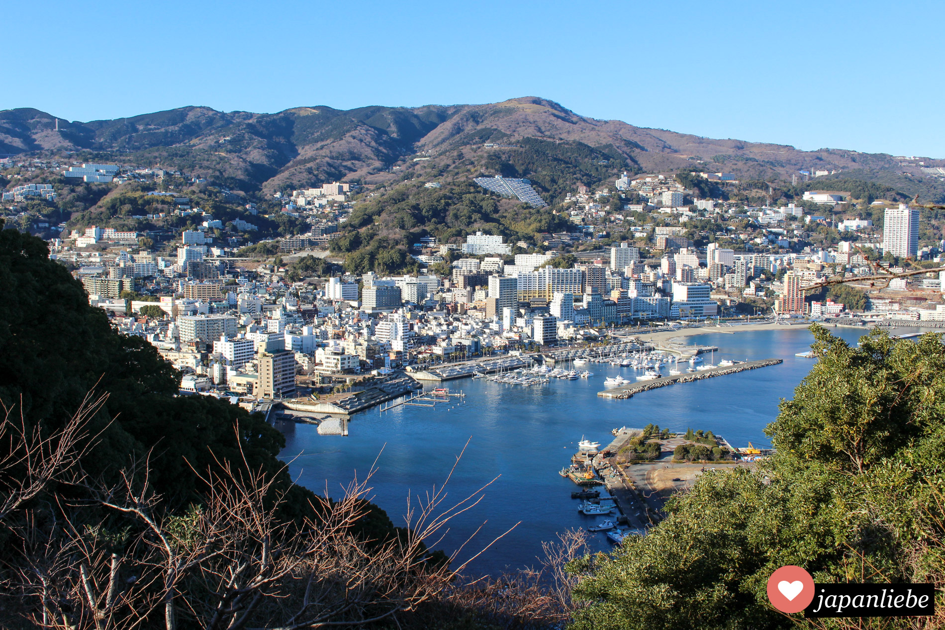 Von der Seilbahn hoch zur Burg hat man einen wunderschönen Blick über Atami.