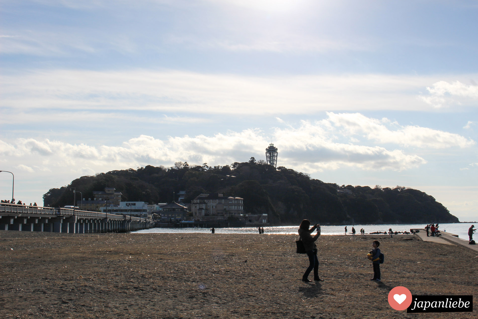 Enoshima ist eine kleine Insel vor der Küste mit mehreren Schreinen, einem Spa und vielen weiteren Attraktionen.