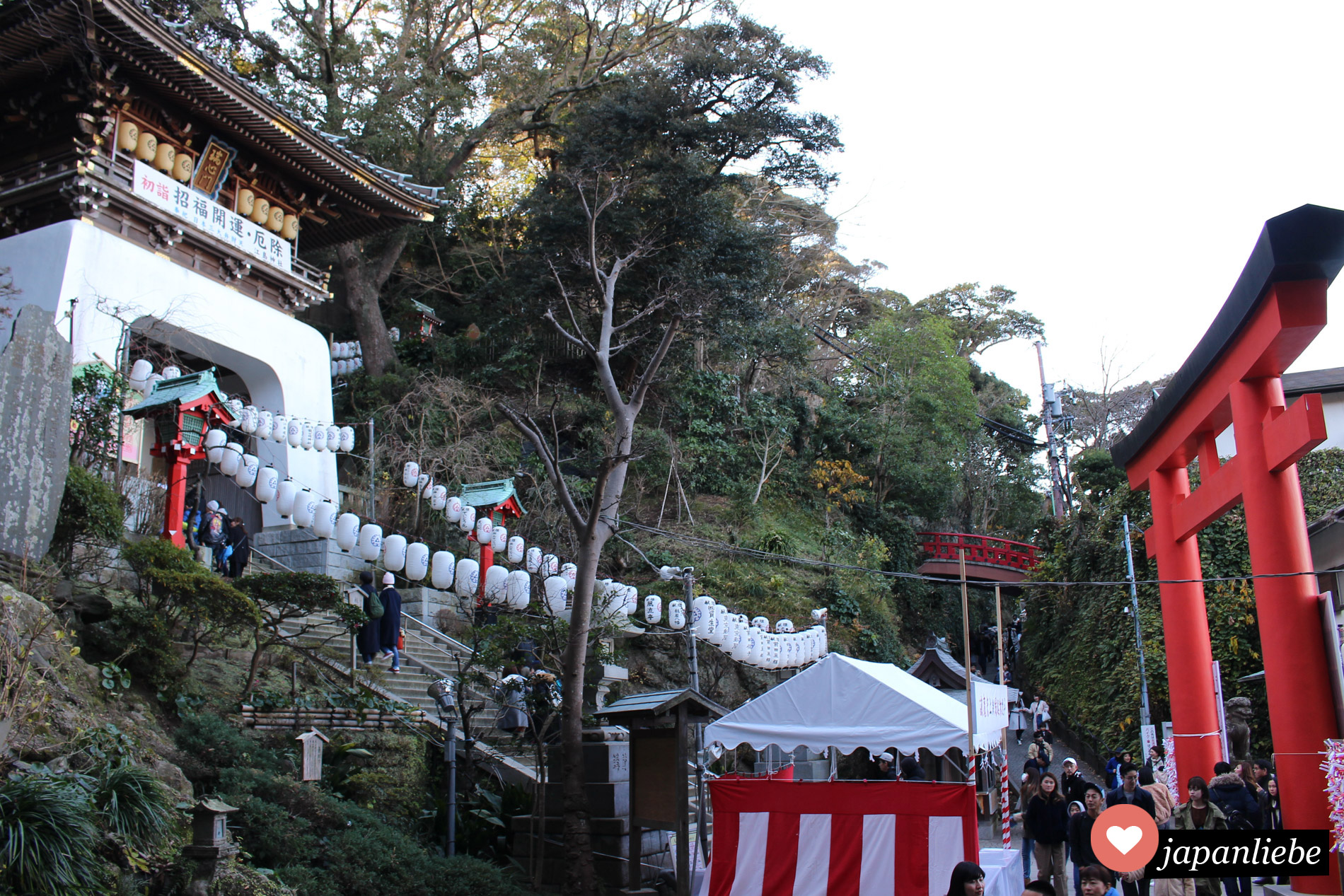 Das Wahrzeichen von Enoshima: das Zuishin-mon Tor.