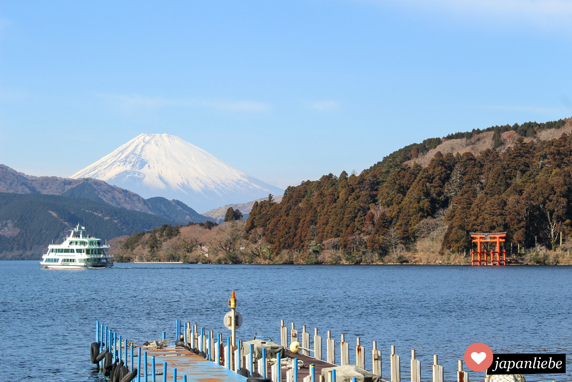 Ikonisches Postkartenmotiv: das rote torii des Hakone Schreins am Ashi-See mit dem Fuji im Hintergrund.