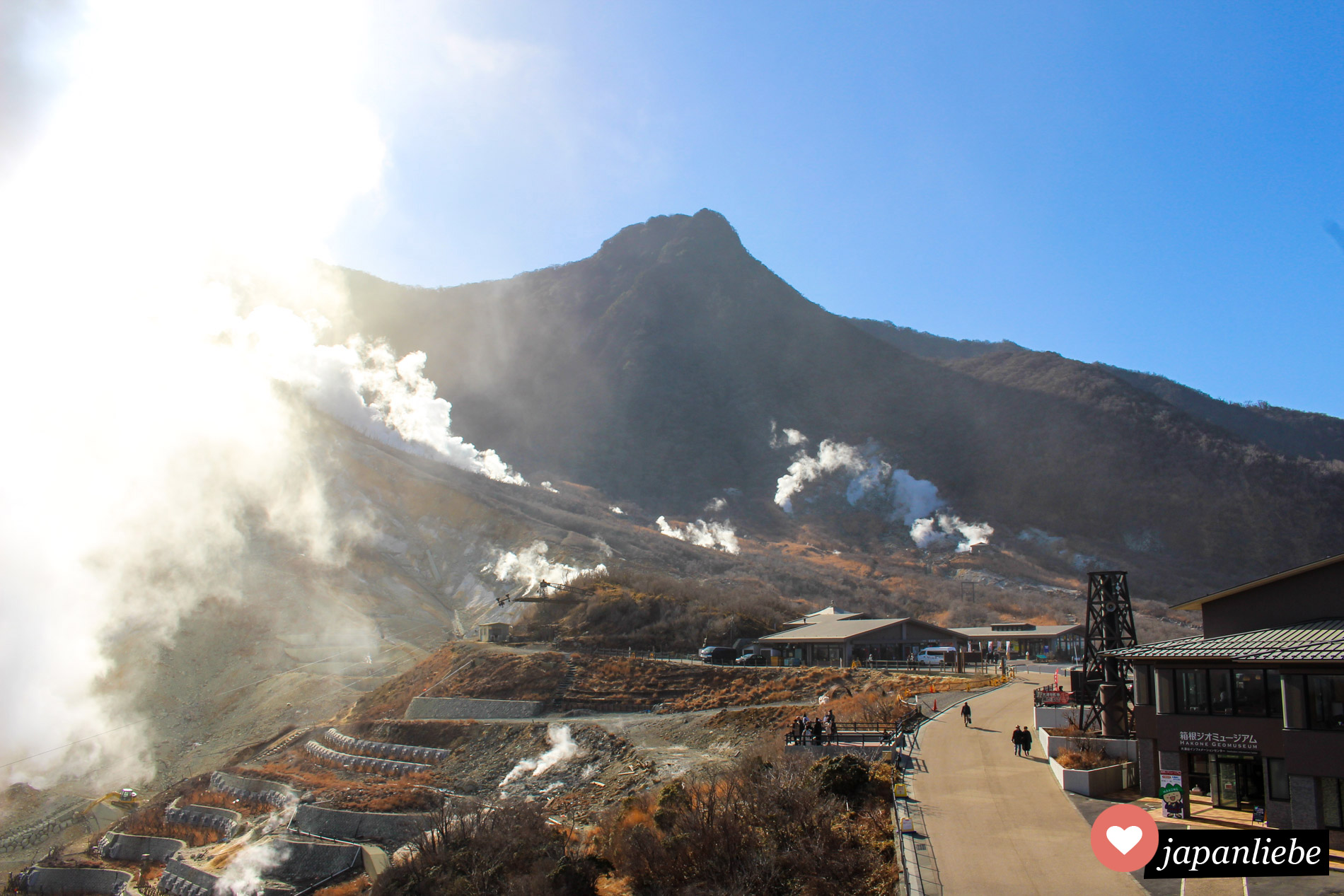 Schwefeldämpfe steigen über dem Owakudani Tal in Hakone auf. Manchmal so viele, dass die Seilbahn dorthin für einige Zeit außer Betrieb bleibt.