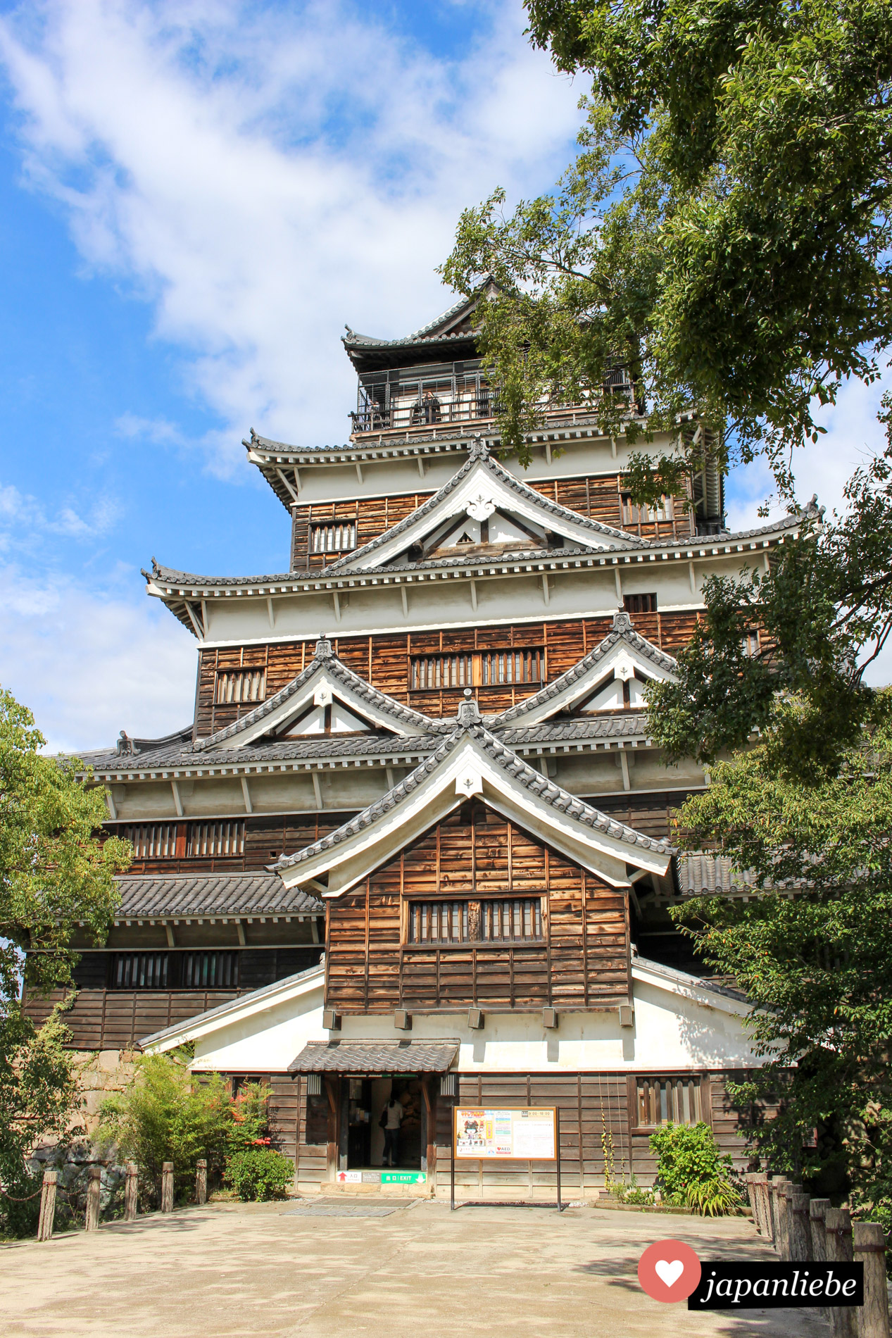 Hiroshimas Burg sieht durch ihre braune Holzvertäfelung anders aus als die meisten anderen japanischen Burgen.