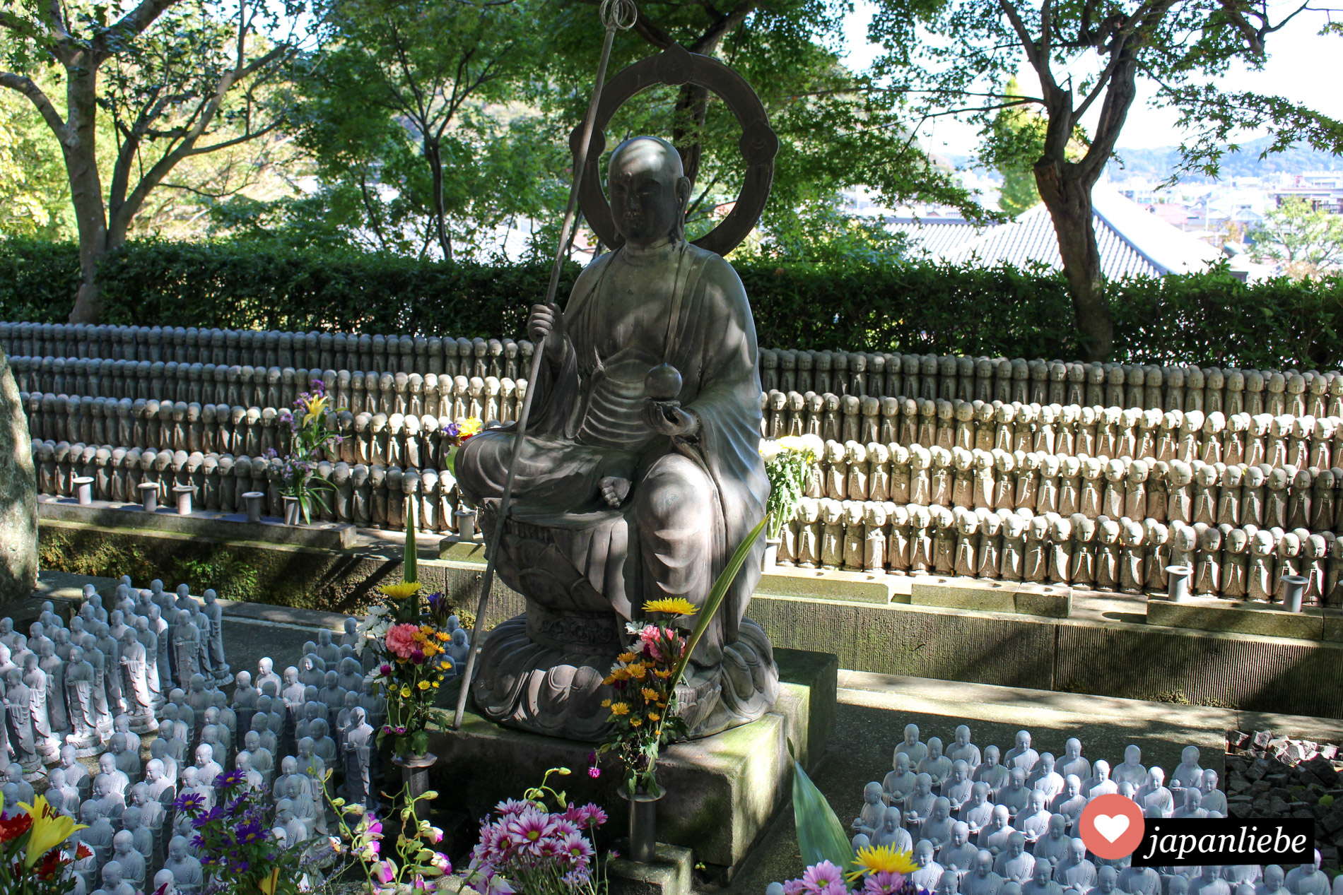 In Kamakura am Hase-dera Tempel gibt es ein eigenes Areal nur für Jizō-Figuren. Inmitten prangt eine besonders schöne Statue.