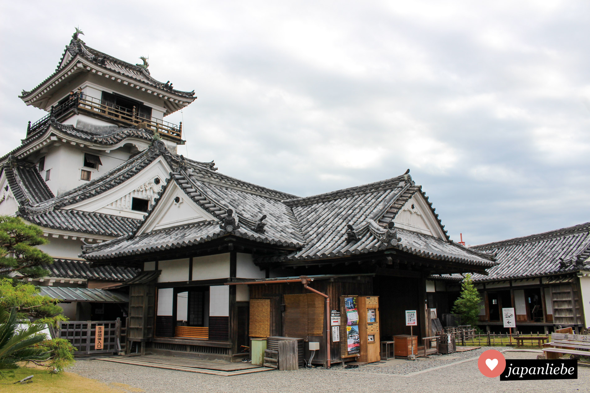 Eine der zwölf original erhaltenen Burgen befindet sich in der Stadt Kōchi auf der kleinsten Hauptinsel Shikoku.