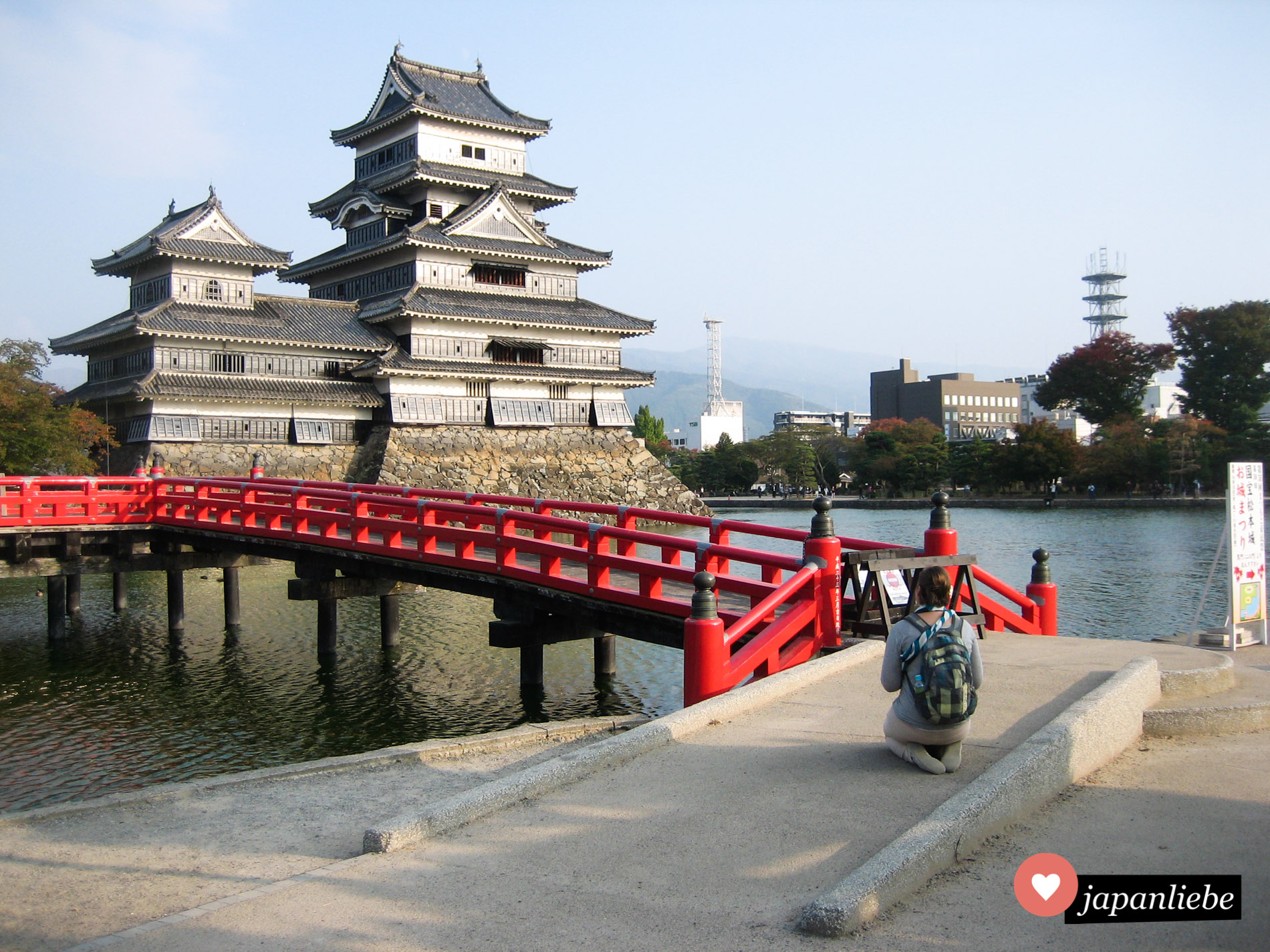 Japanbloggerin bei der Arbeit :) Die schwarze Burg in Matsumoto mit der roten Brücke davor ist eine meiner Lieblingsburgen in Japan.