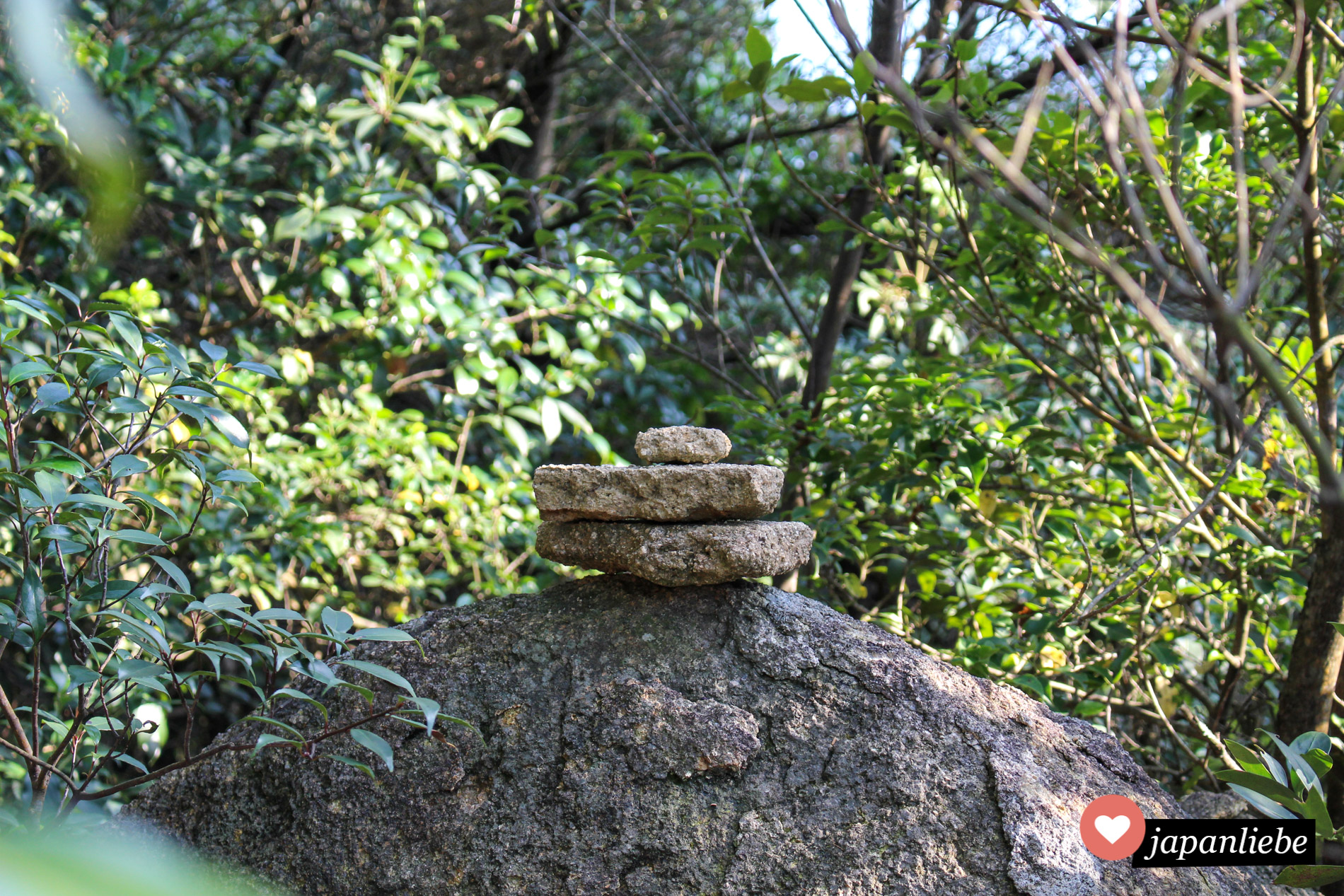 Kleine Steinstapel wie dieser auf Miyajima begegnen einem überall in Japan. So soll verstorbenen Kindern der Eintritt ins Totenreich erleichtert werden.