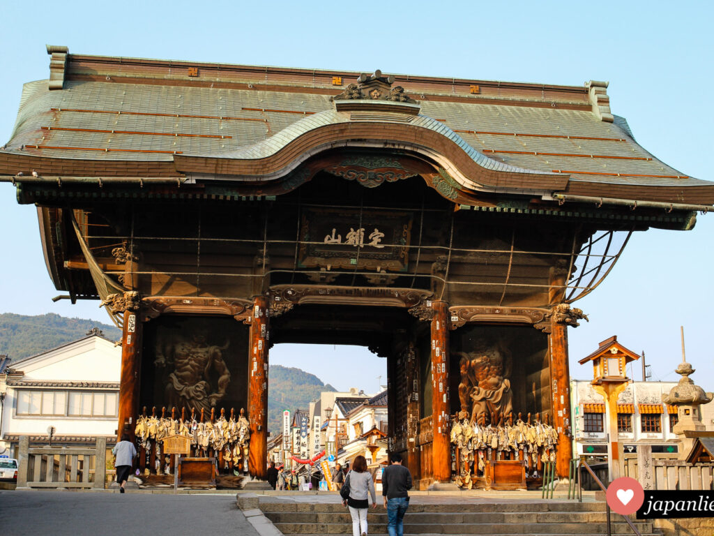 Das Tor zum Zenkō-ji-Tempel in Nagano.