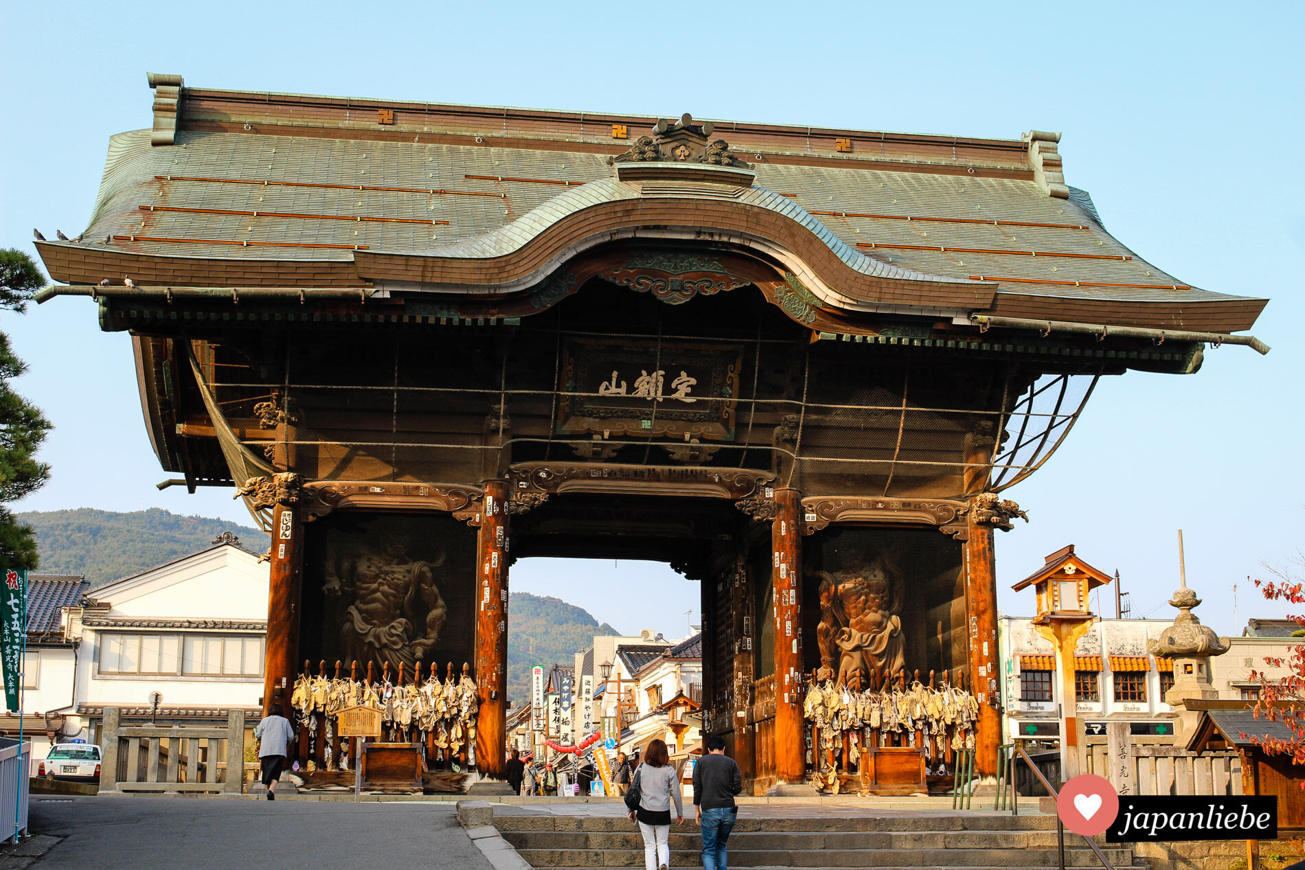 Das Tor zum Zenkō-ji-Tempel in Nagano.