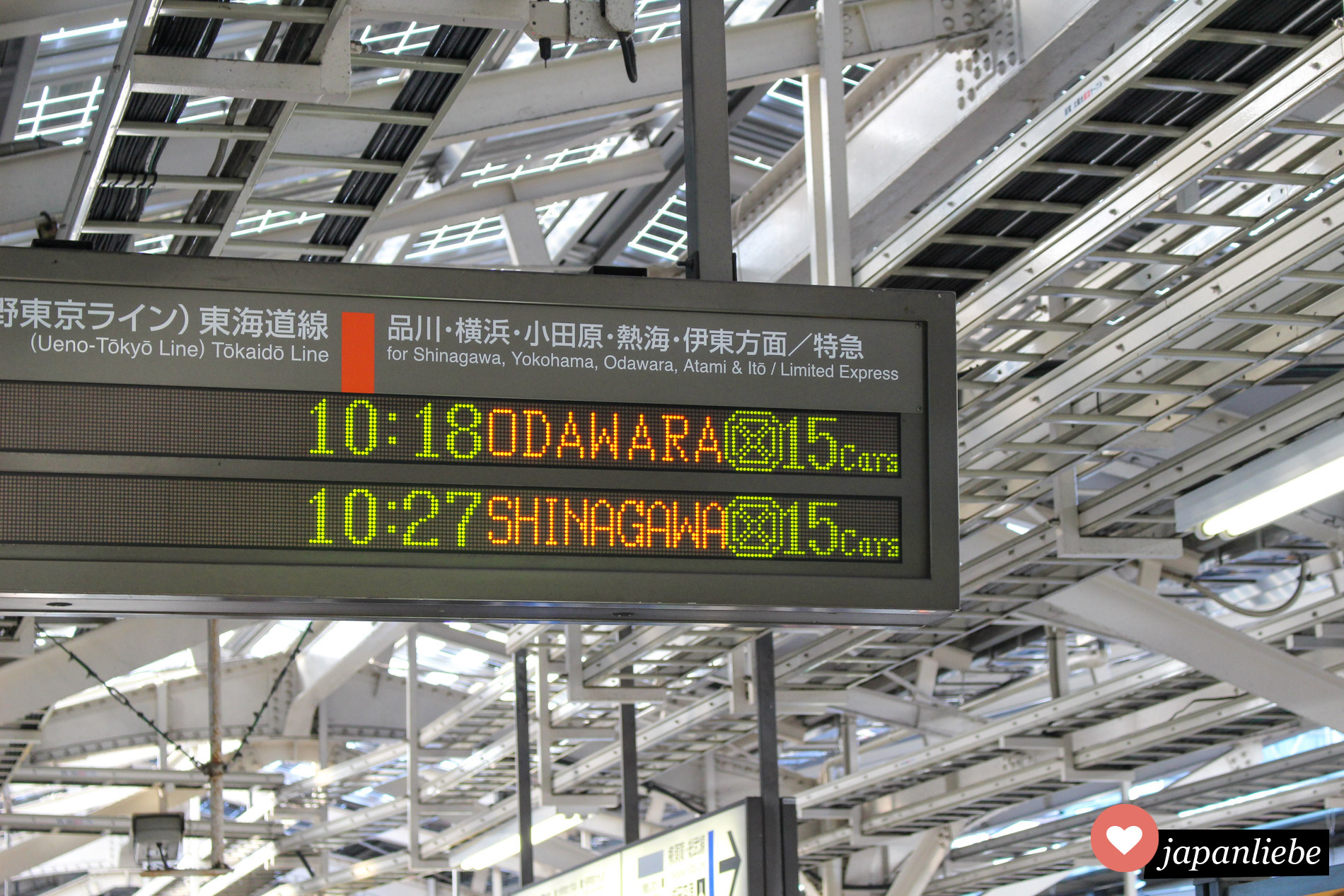 Ein Zuganzeiger am Bahnhof Tōkyō.