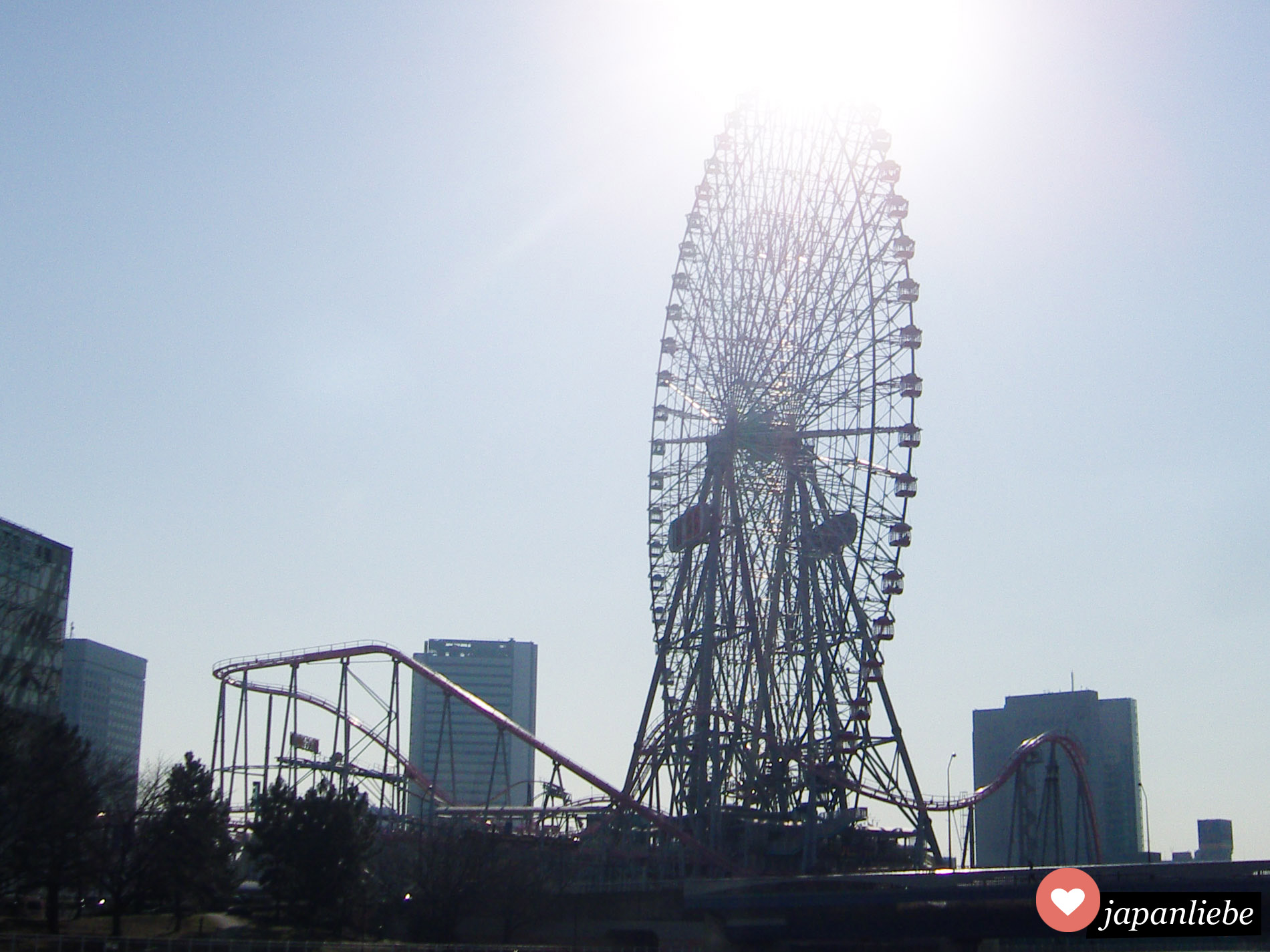Der Vergnügungspark Cosmoworld mit seinem Riesenrad ist zum Wahrzeichen der Skyline von Yokohama geworden.