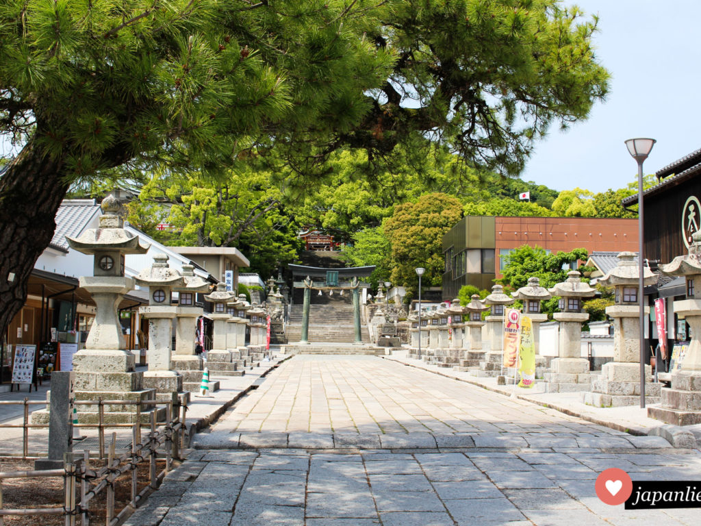 Der Eingang zum Tenman-gu Schrein in Hōfu ist gesäumt von Steinlaternen.