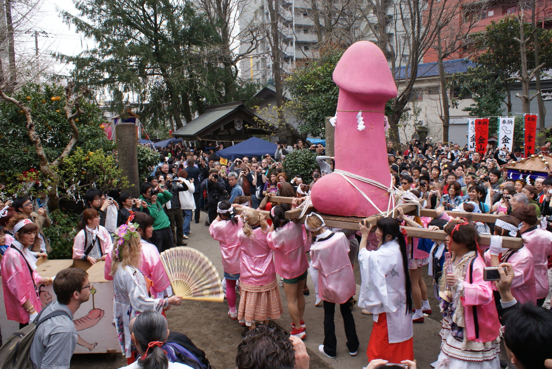 Beim Kanamara "Stahlpenis" Festival wird ein pinker Phallus durch die Straßen getragen. (Foto: Takanori auf Flickr https://www.flickr.com/photos/eokatak/3413632307)