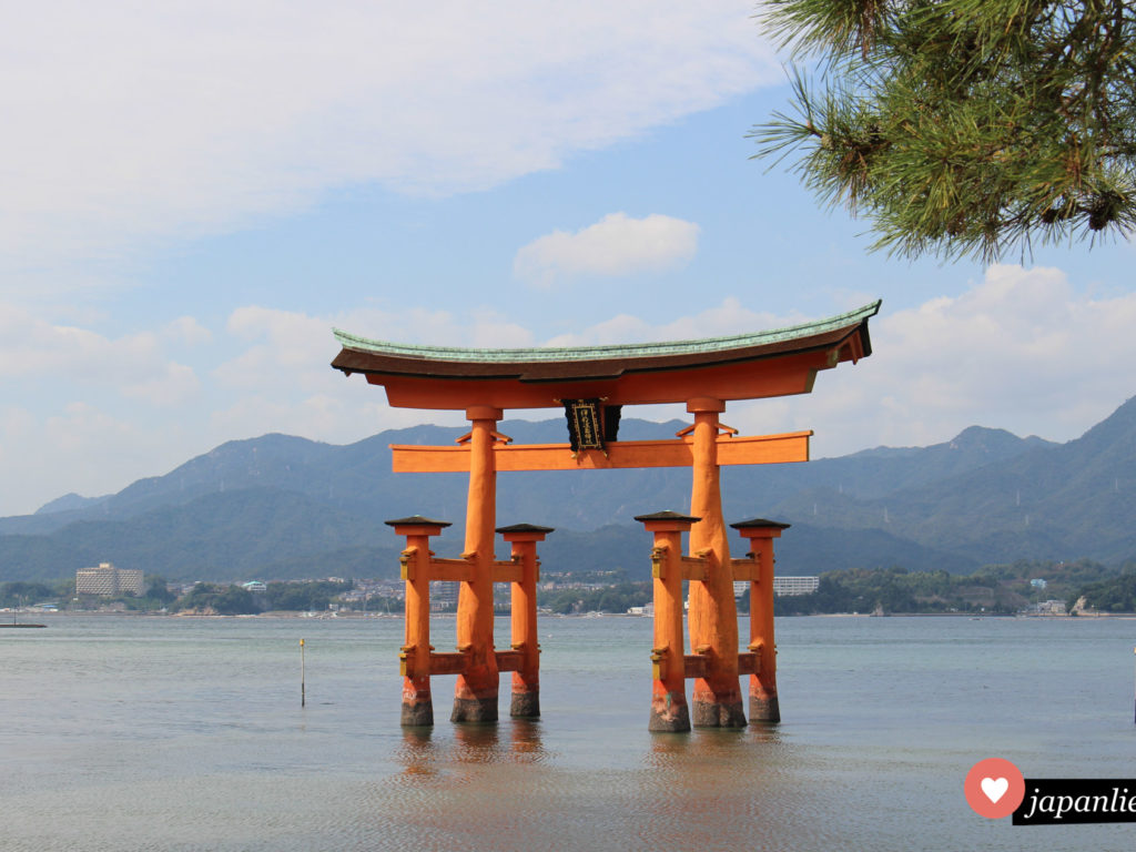 Japans berühmtestes torii: das rote Schreintor des Itsukushima Schreins auf der heiligen Insel Miyajima.