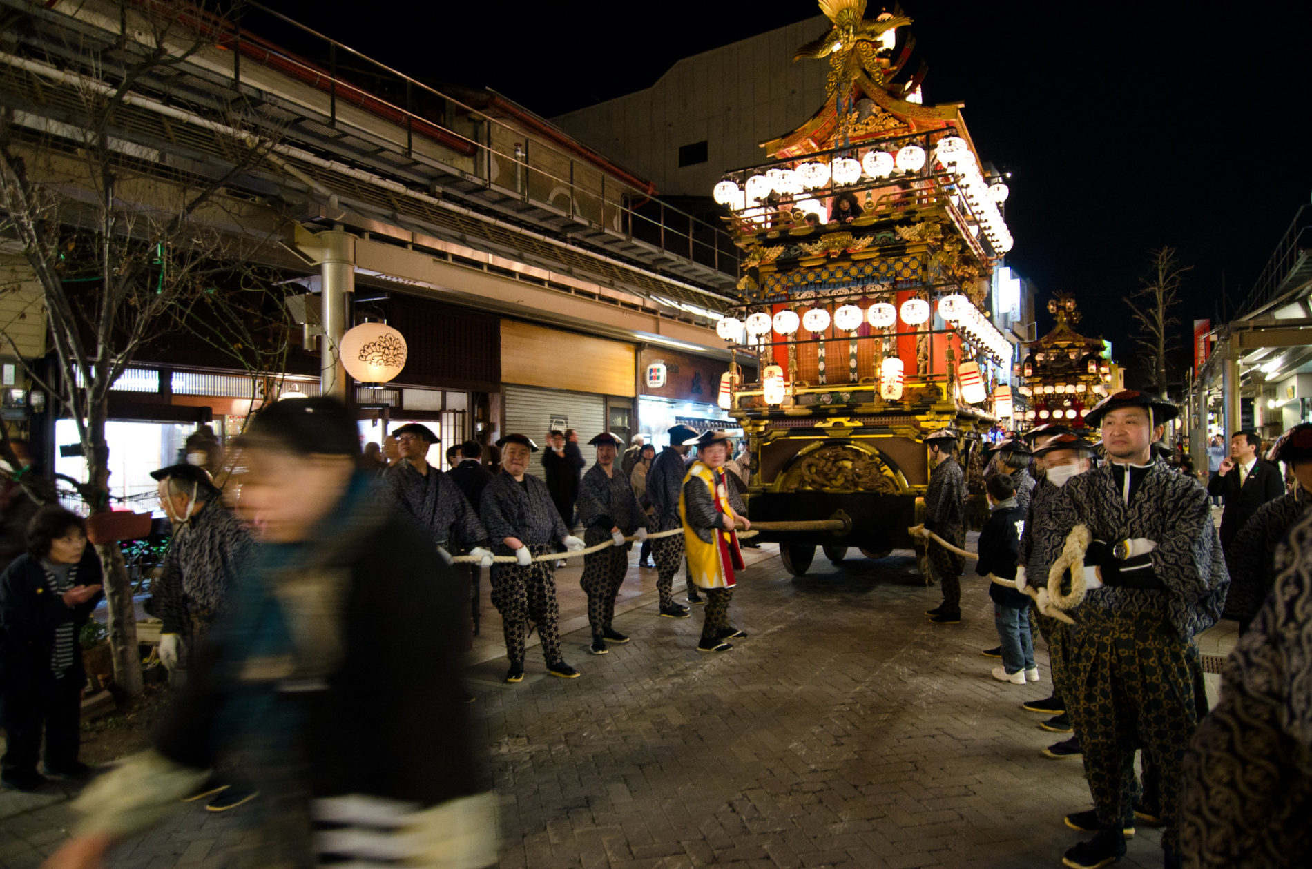 Das Highlight bei Takayama Frühlingsfest sind die prächtig geschmückten und mit Papierlaternen beleuchteten Festwagen. (Foto: Paul Robinson auf Flickr https://www.flickr.com/photos/paulrobinson/5763159335)