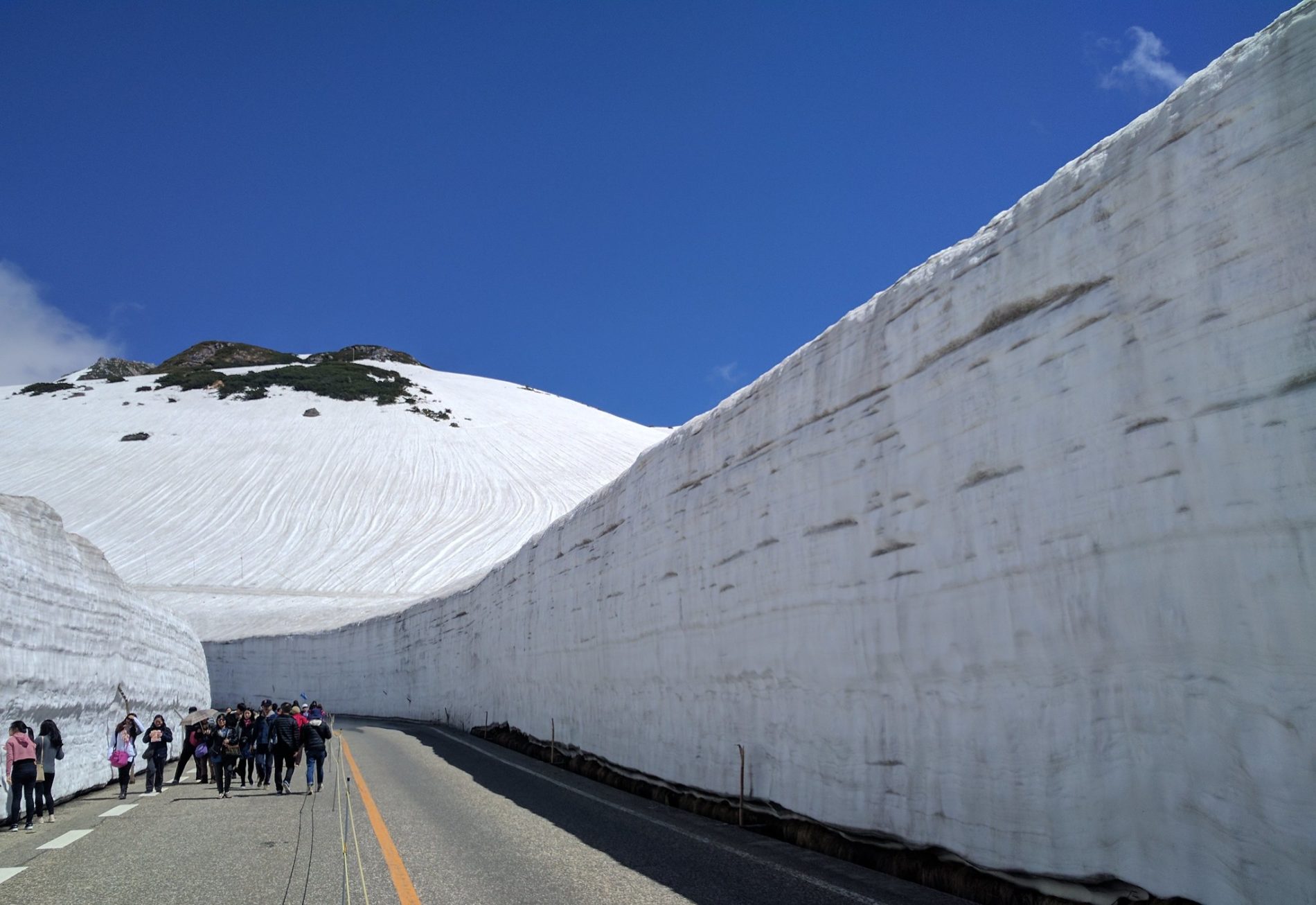 Bis zu 20 Meter in die Höhe türmen sich jedes Jahr die Schneemassen entlang der Tateyama-Kurobe-Alpine-Route jedes Jahr im Winter und Frühling. (Foto: Ankur P auf Flickr https://www.flickr.com/photos/ankurp/36488017776)