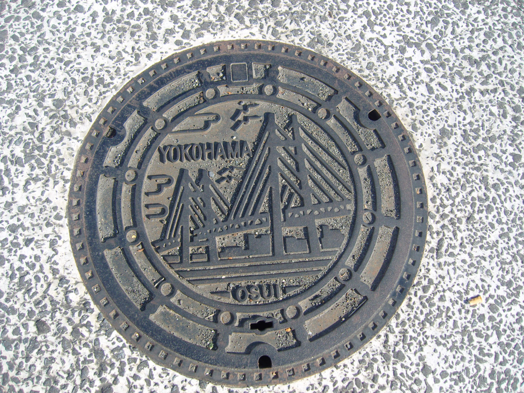 Durch die Bay Bridge erkennt man sofort, dass dieser Kanaldeckel in Yokohama fotografiert wurde.