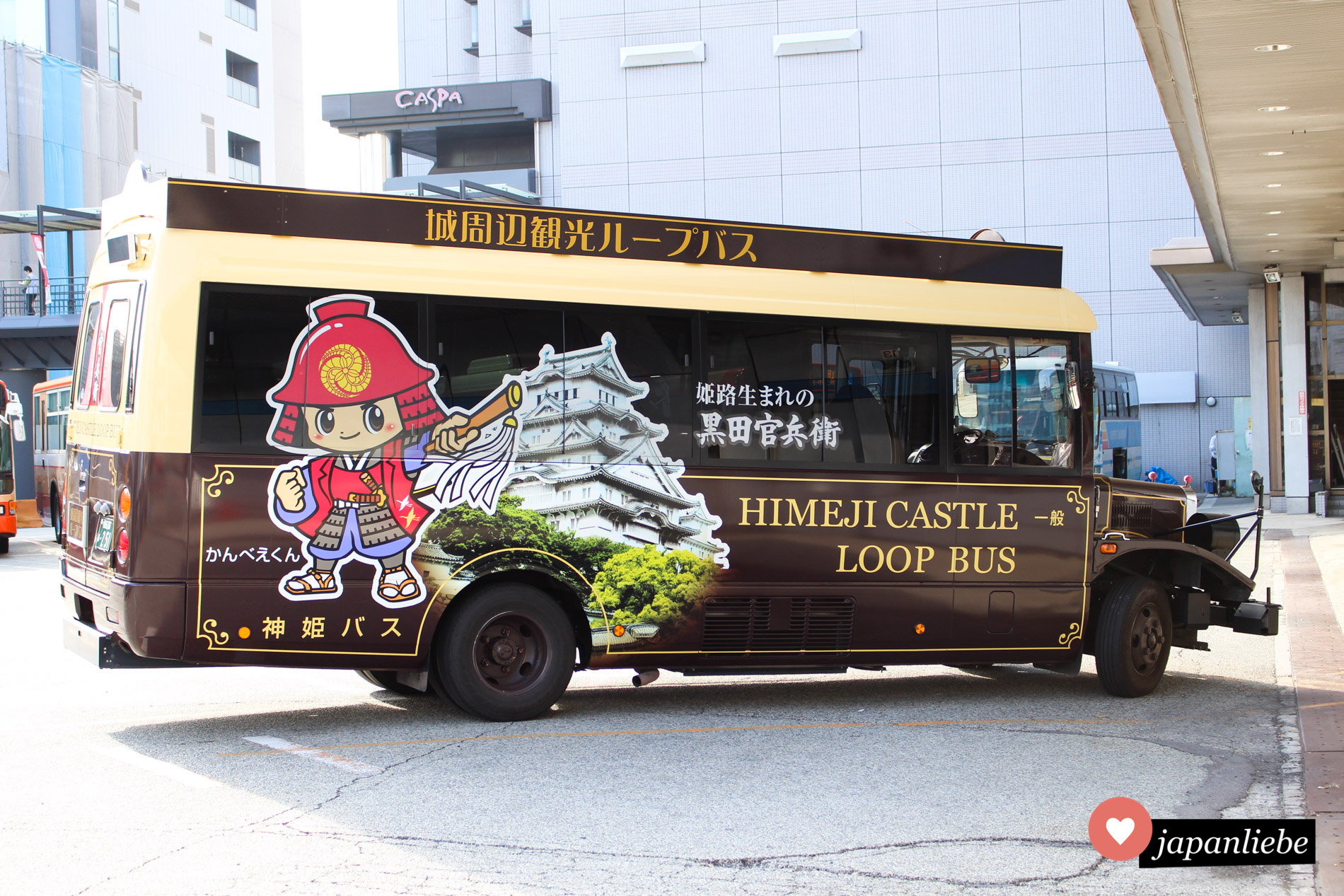 Vom Bahnhof in Himeji kann man zu Fuß bis zur weltberühmten Burg gehen. Alternativ nimmt man den niedlichen Himeji-Castle-Loop-Bus.