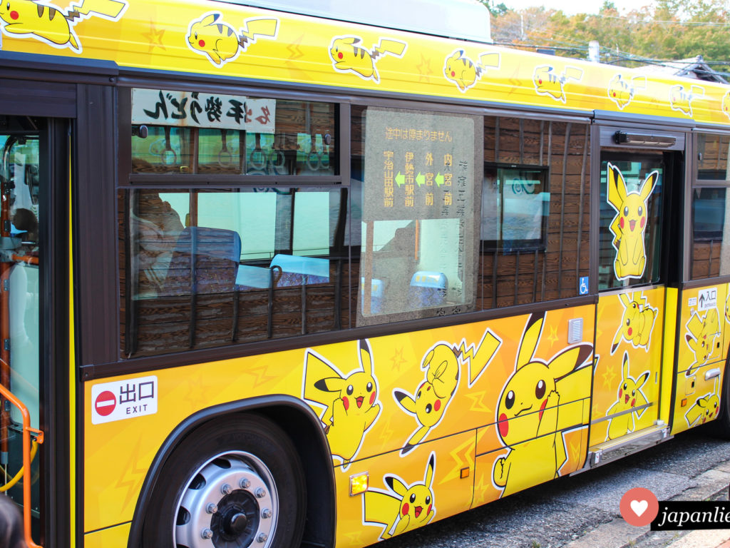 Zwischen dem inneren und äußeren Schrein in Ise fährt ein Elektrobus im Pikachu-Design.