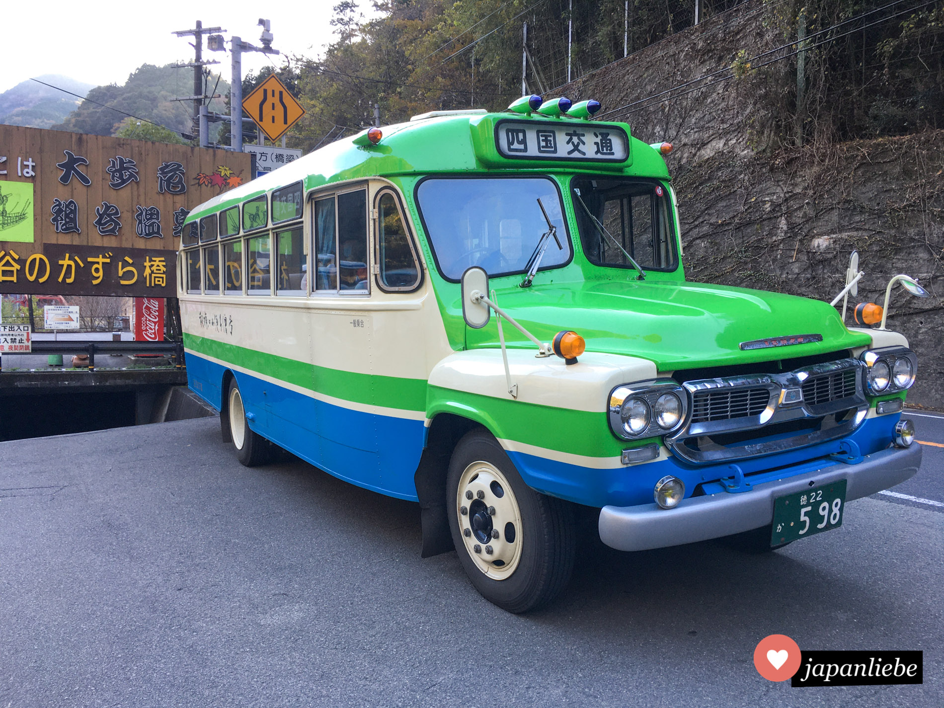 Bucht man einen Tagesausflug ins Iya-Tal auf Shikoku, ist man bei einem Anbieter mit dem sogenannten "Bonnet"-Bus unterwegs.