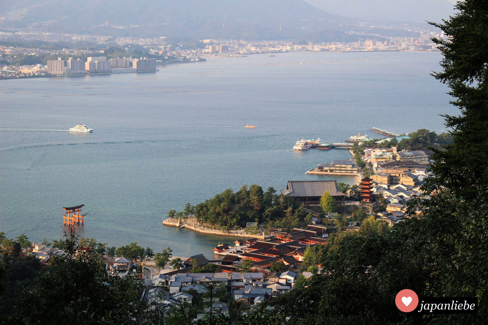 Von oben sieht man, wie schön der Itsukushima Schrein auf Miyajima zwischen Meer und Berg gelegen ist.