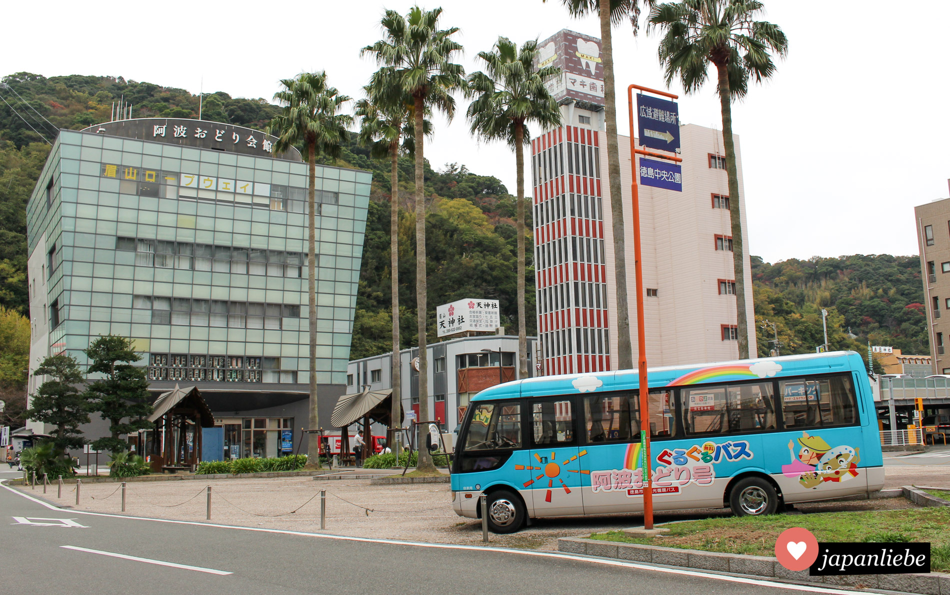 Toskushima ist berühmt für den lustigen Awa-Odori-Tanz. Vor dem entsprechenden Museum ist natürlich auch der Bus mit dem passenden Design verziert.