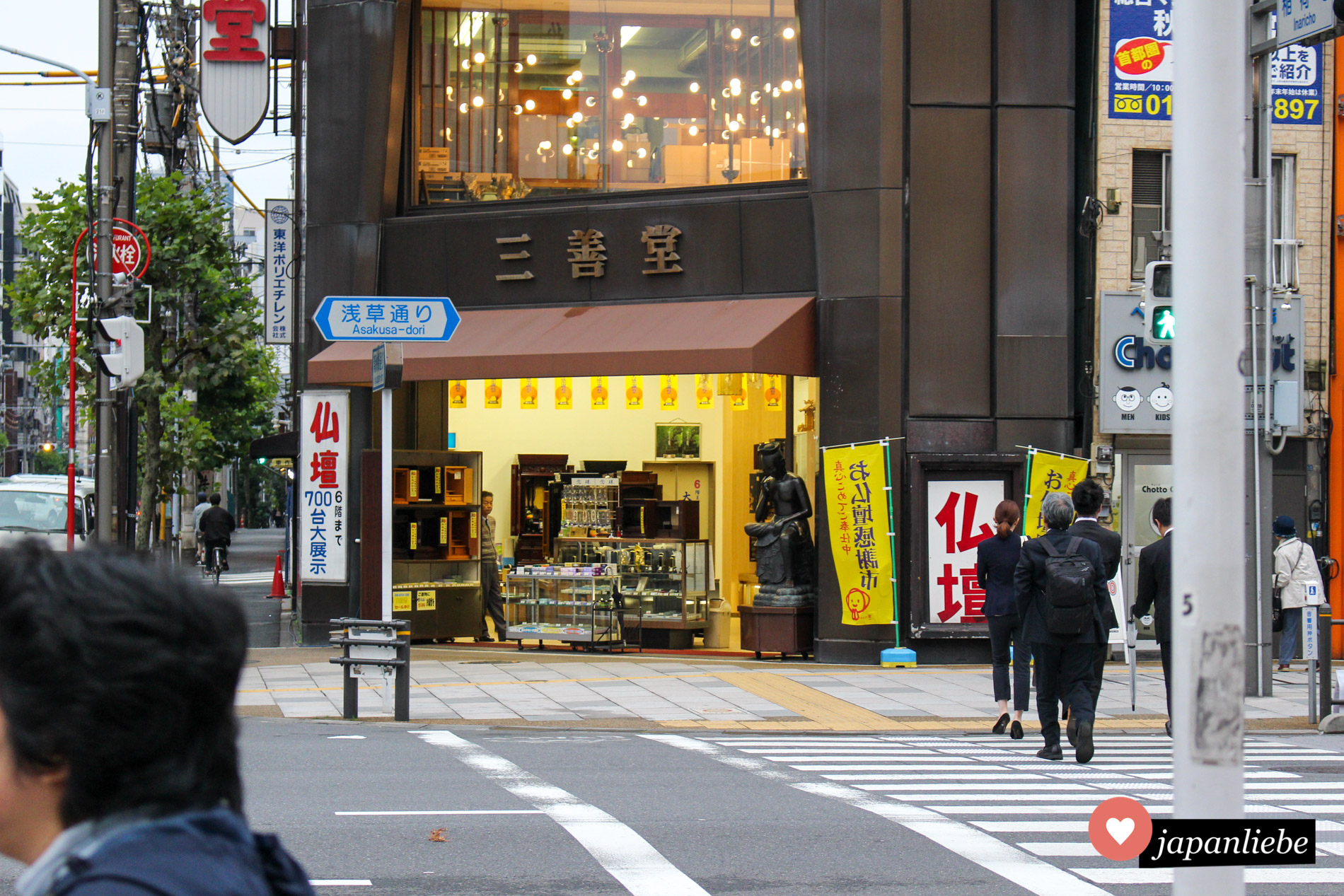 Die sogenannte Asakusa-butsudan-dori ist eine Straße, in der sich rund 40 Läden angesiedelt haben, mit allem, was man zur Ahnenverehrung zu Hause benötigt: von Räucherstäbchen bis Hausaltar.