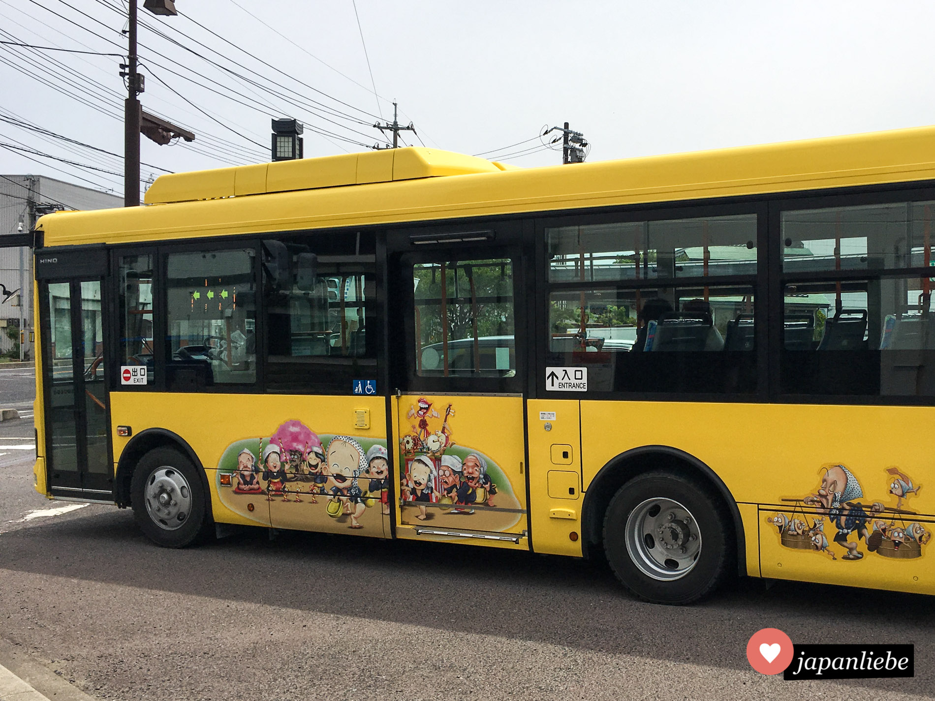 Diesen gelben Bus in Yasugi ziert das Stadtmaskottchen Ara-essa-kun.