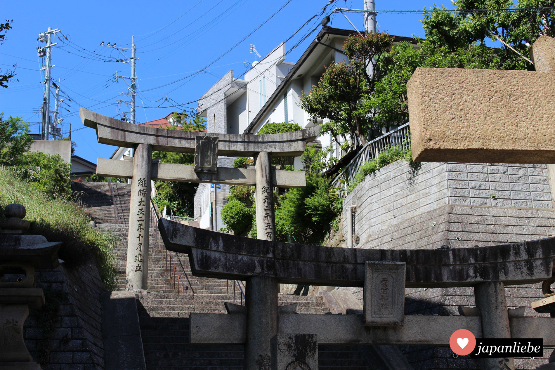Gleich mehrere torii zeigen an, das man sich auf dem Weg zum Atago Shintō-Schrein in Fukuoka befindet.